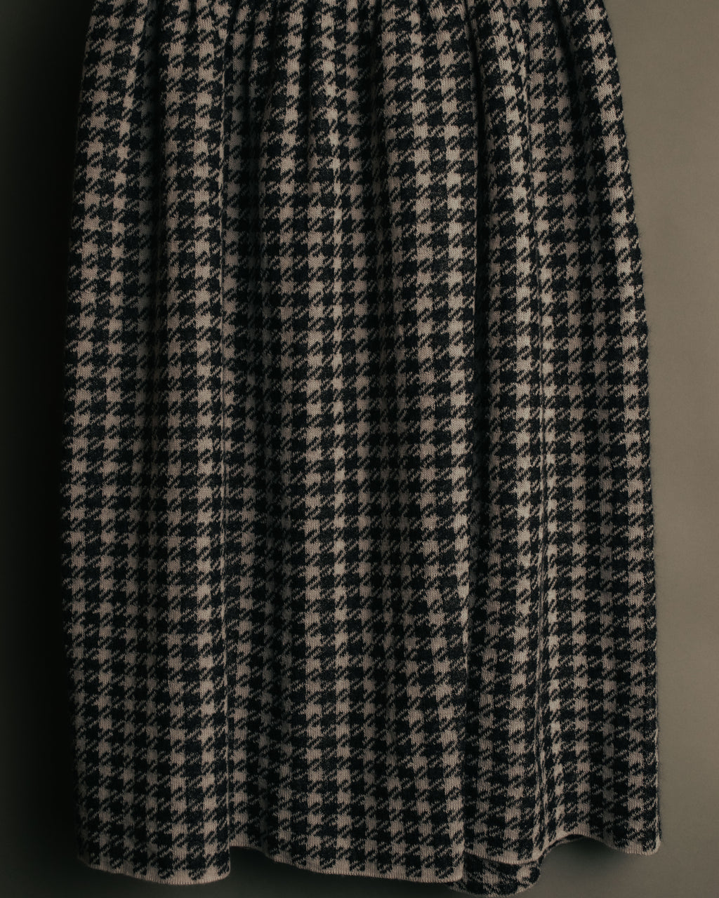 “Salvatore Ferragamo” 90’s-00’s Houndstooth knit flare skirt