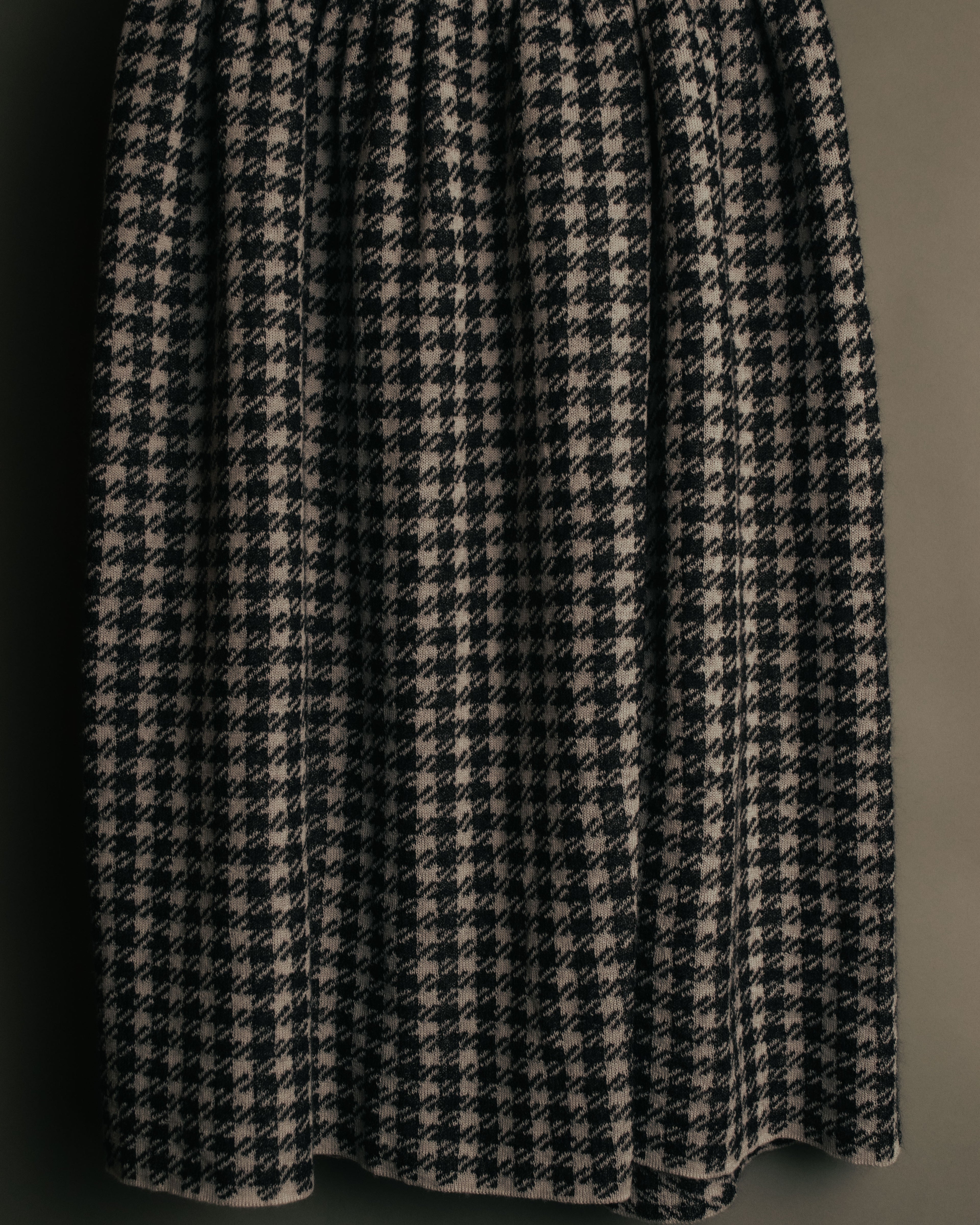 “Salvatore Ferragamo” 90’s-00’s Houndstooth knit flare skirt