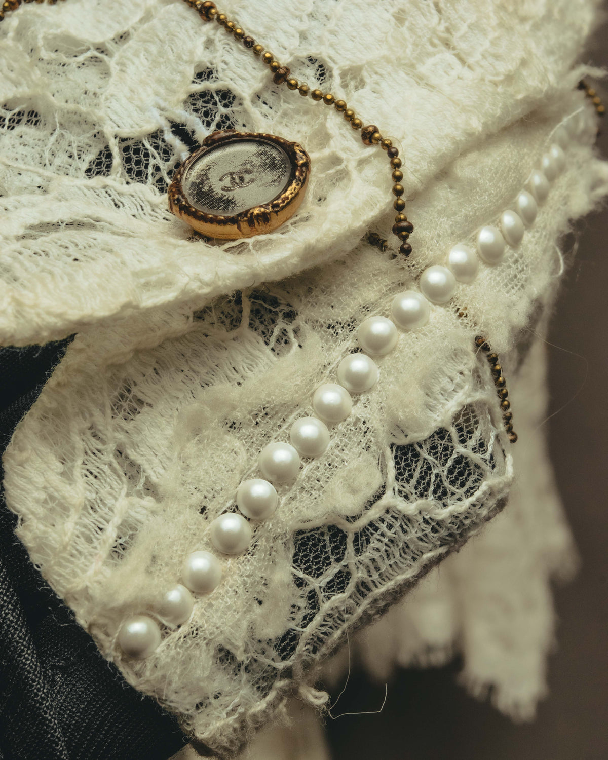 -SPECIAL- "CHANEL" 10's-20's Embellished floral lace and pearl check oversized shirt