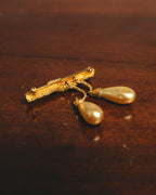 "CHANEL" 70's Sculptural faux pearl brooch