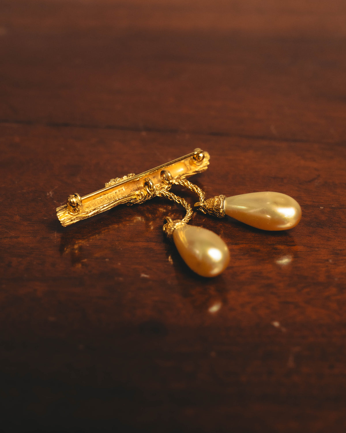 "CHANEL" 70's Sculptural faux pearl brooch