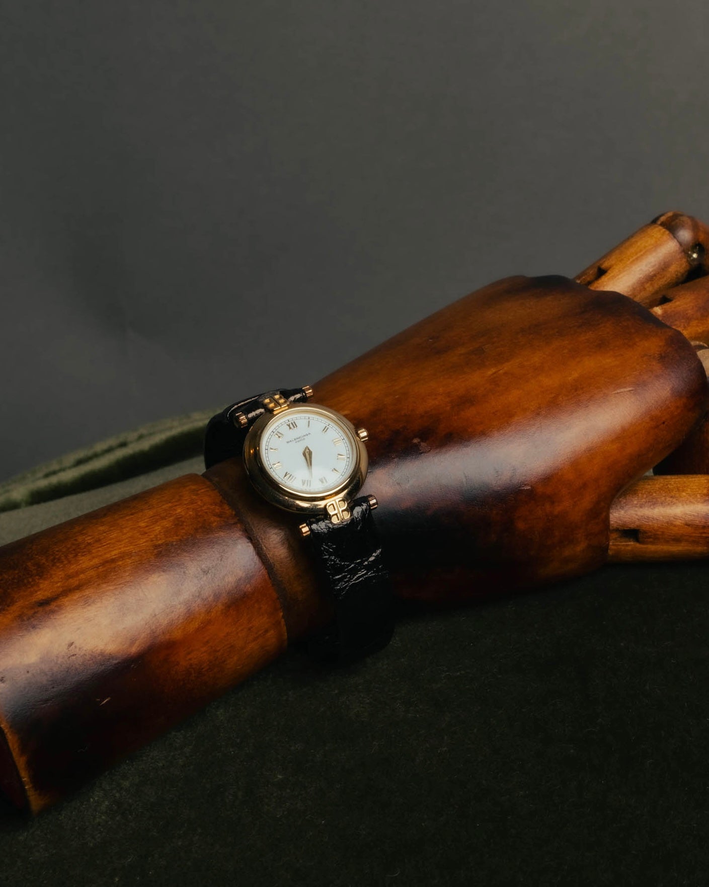 -SPECIAL- "BALENCIAGA" 80's-90's Classic round wristwatch
