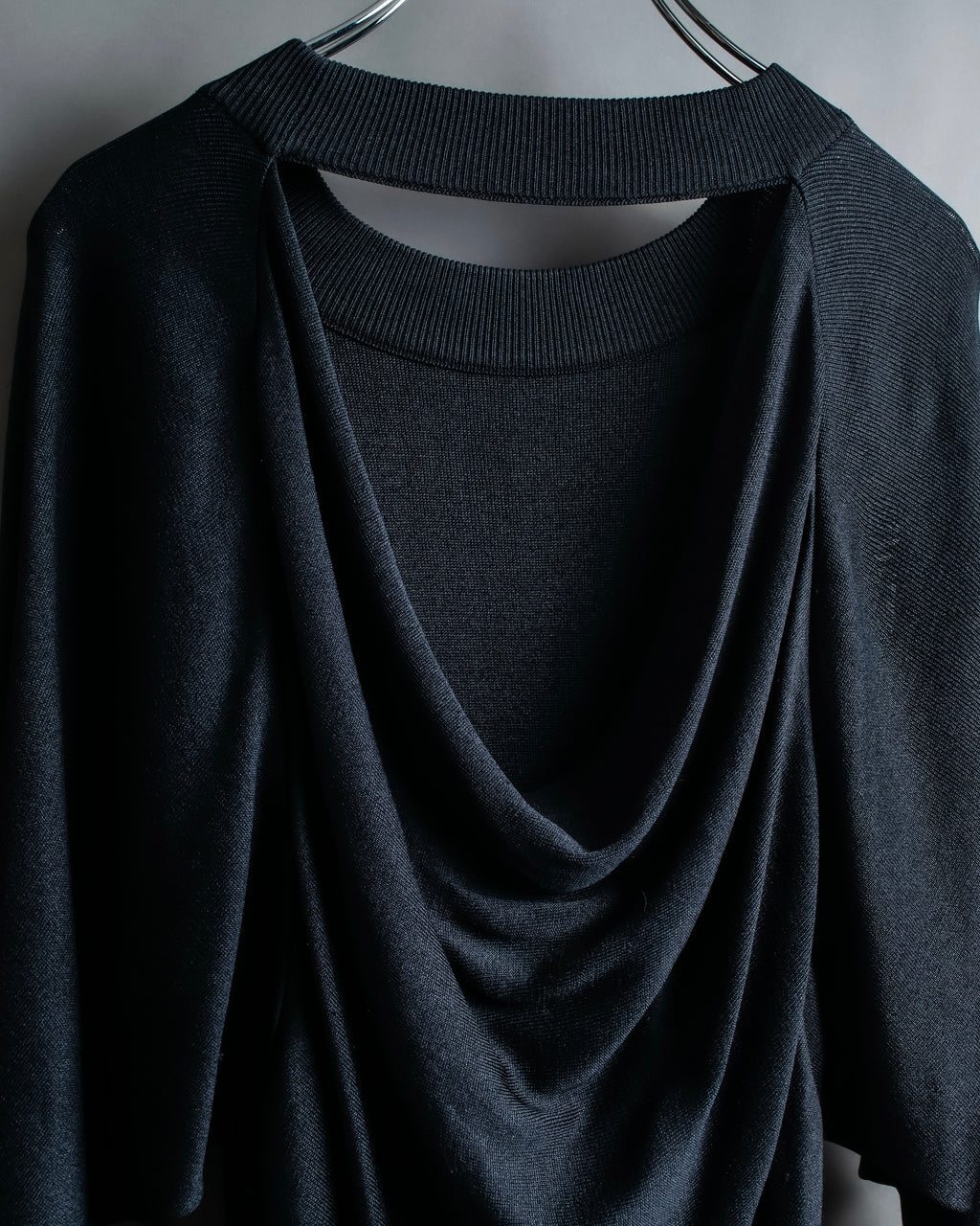"ISSEY MIYAKE" Open back design pullover and easy pants 
silk fabric set up