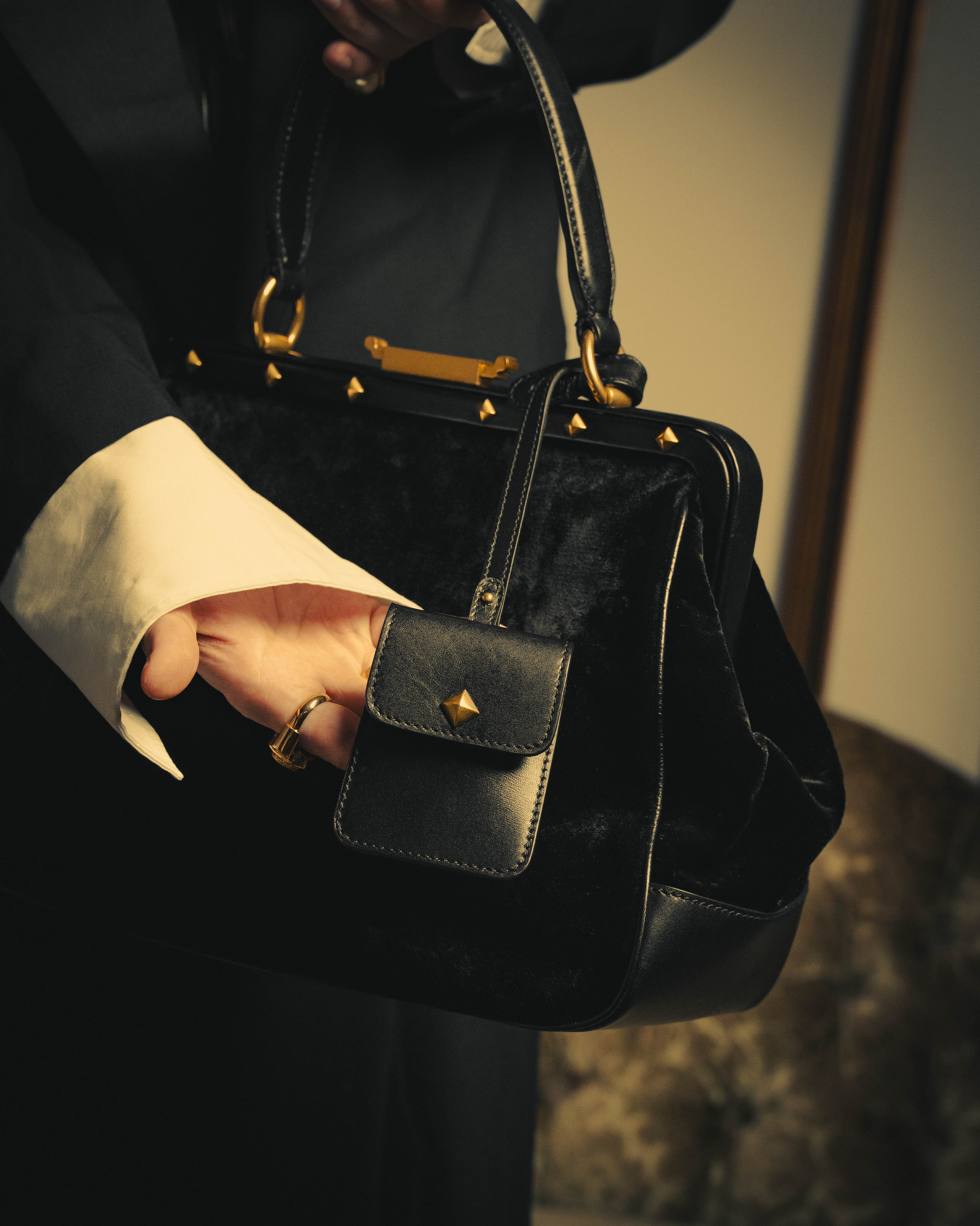 -SPECIAL- “GUCCI” 2012-2016 crossover-era crest studded doctor bag