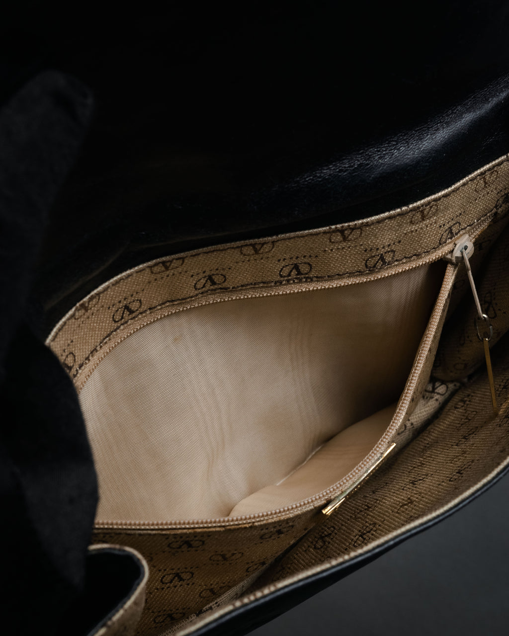 “VALENTINO” 80’s-90’s Embossed V logo chain clutch bag