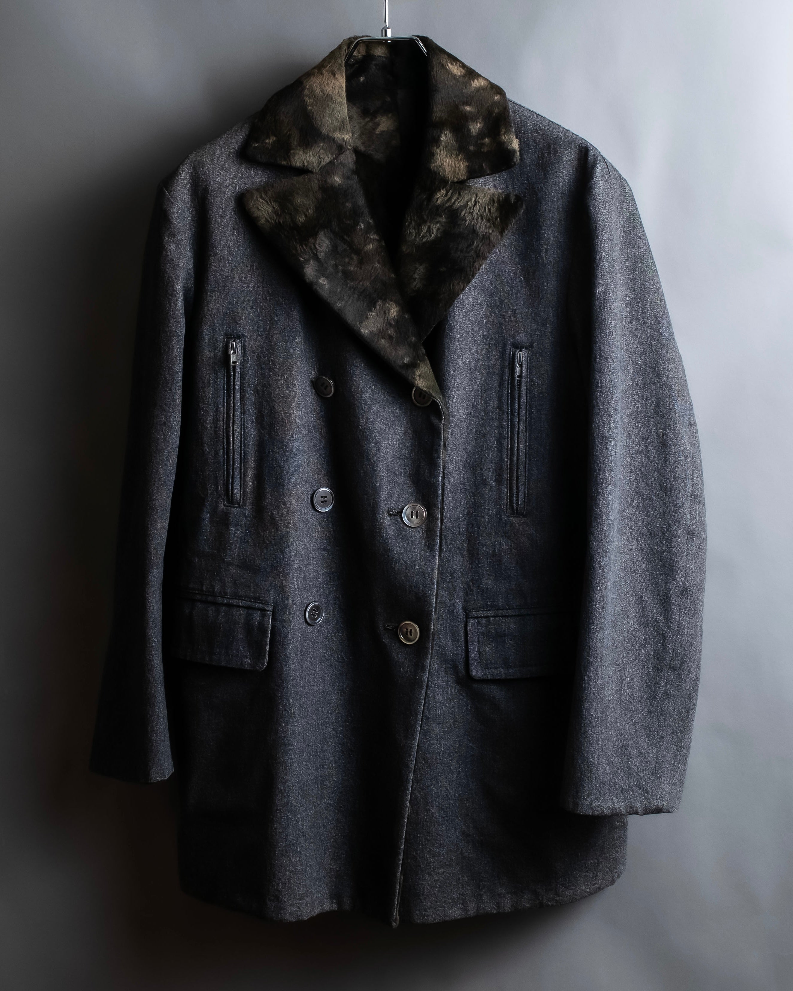 "tricot COMME des GARCONS" 
Double-breasted reversible fur tailored coat