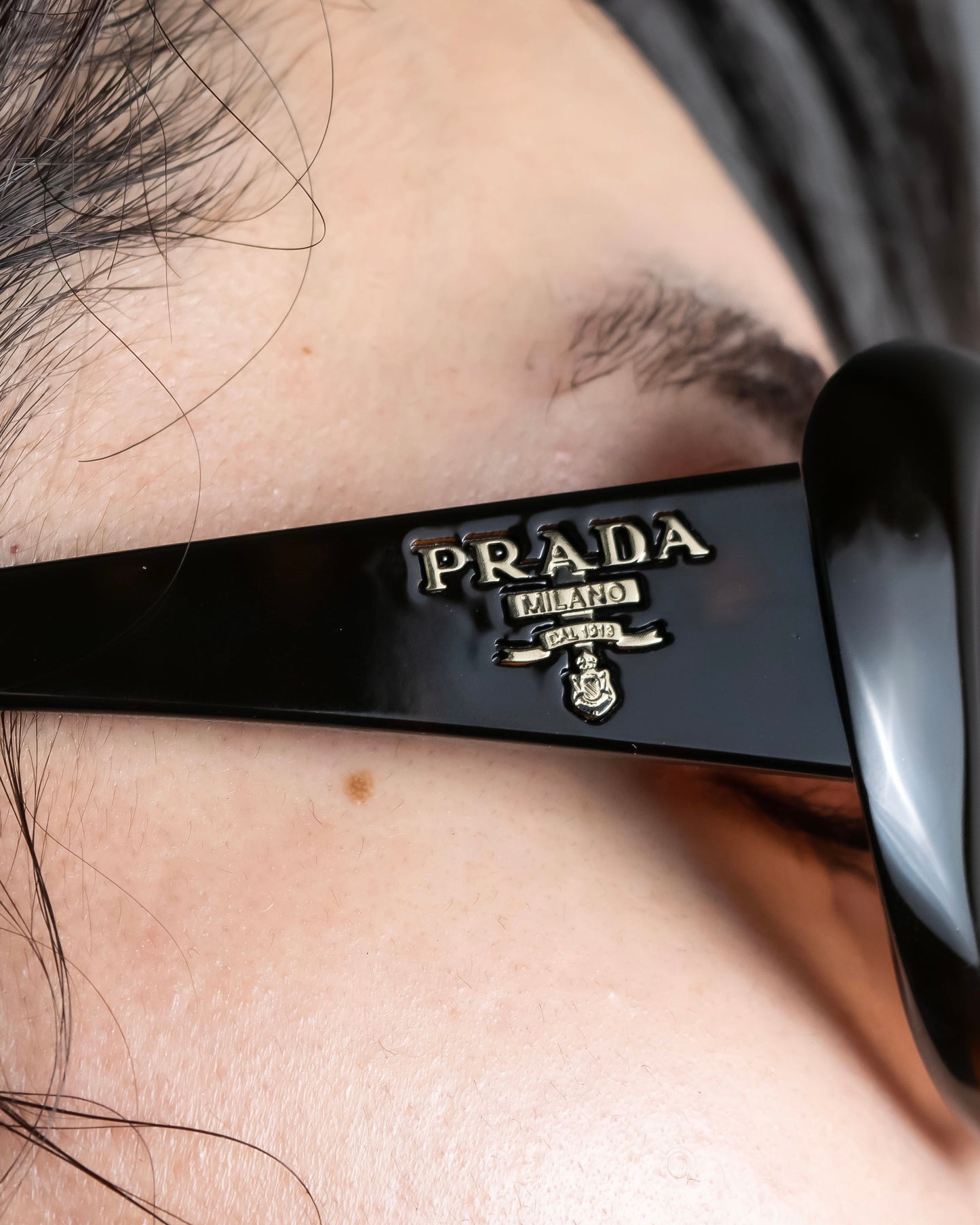 "PRADA" Butterfly frame logo engraved sunglasses