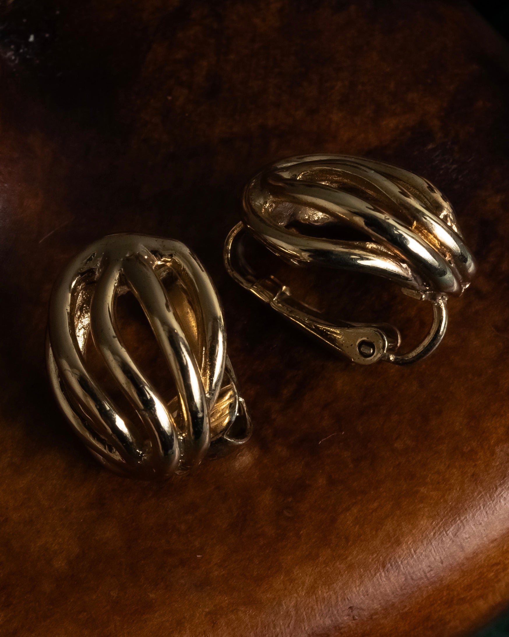 "Christian Dior" Twisted dome-shaped design earring