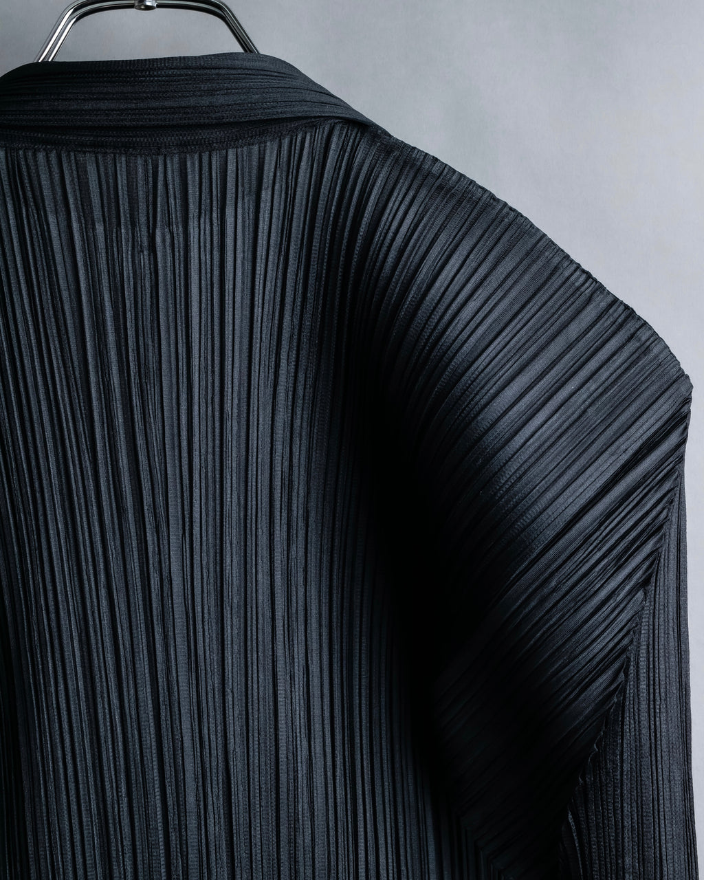 "PLEATS PLEASE ISSEY MIYAKE"
Features sleeve open collar blouse