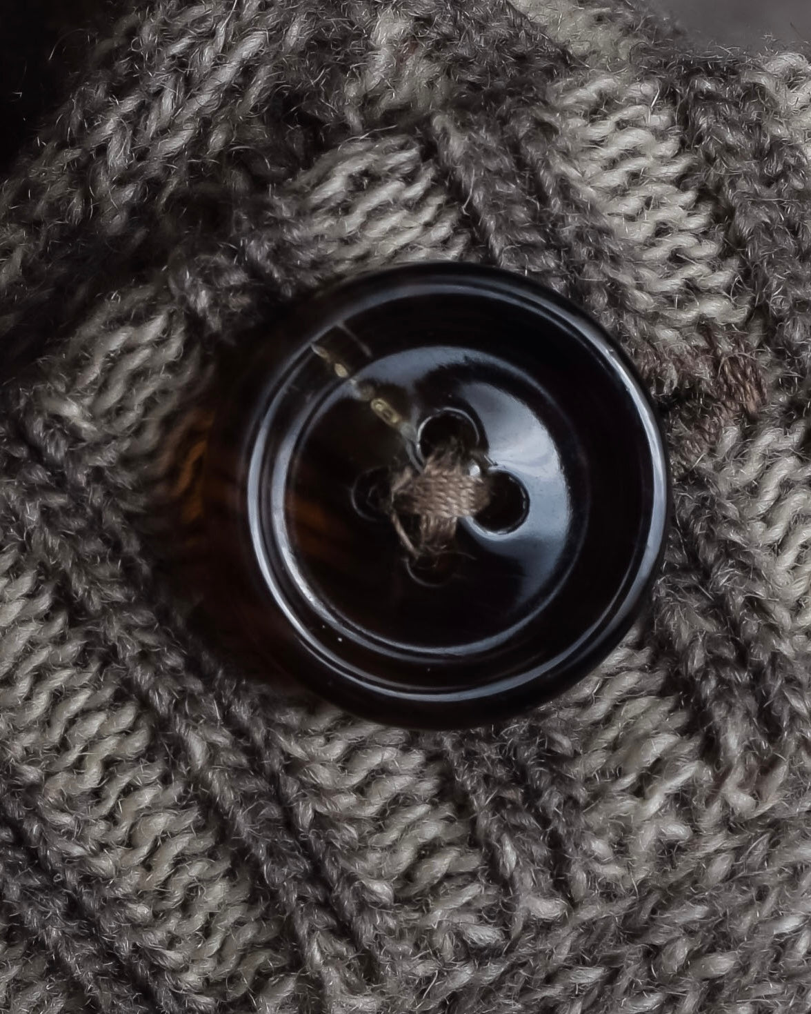 "MAISON MARGIELA" 13AW Patch accented low gauge wool cardigan