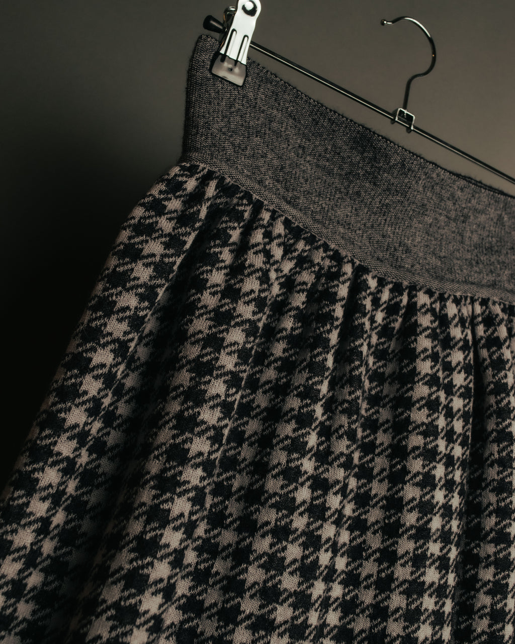 “Salvatore Ferragamo” 90’s-00’s Houndstooth knit flare skirt