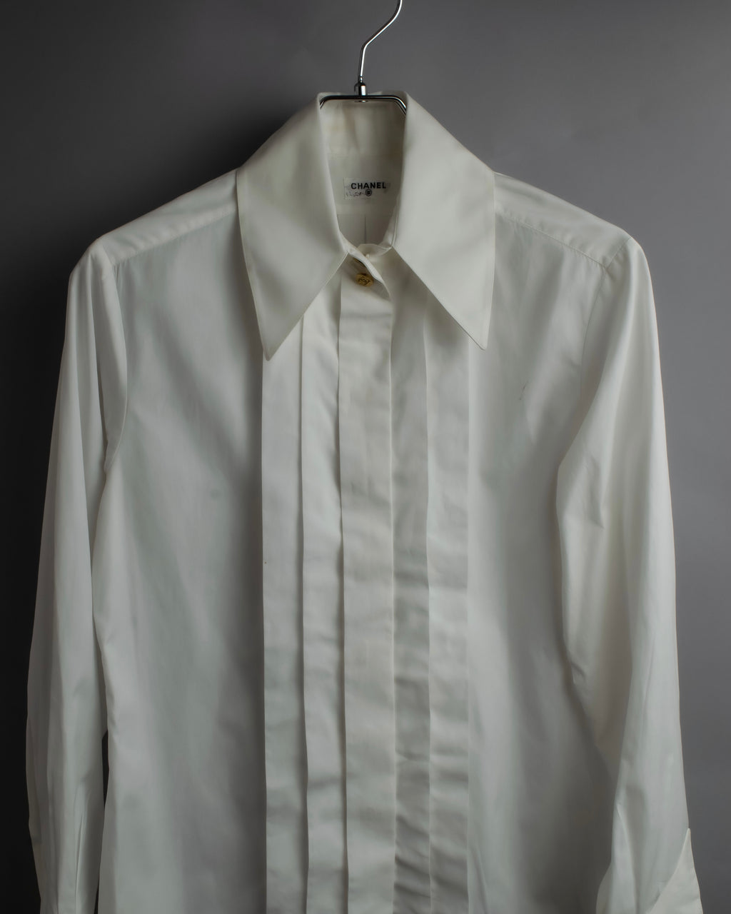 "CHANEL" Gold button design pleated white shirt