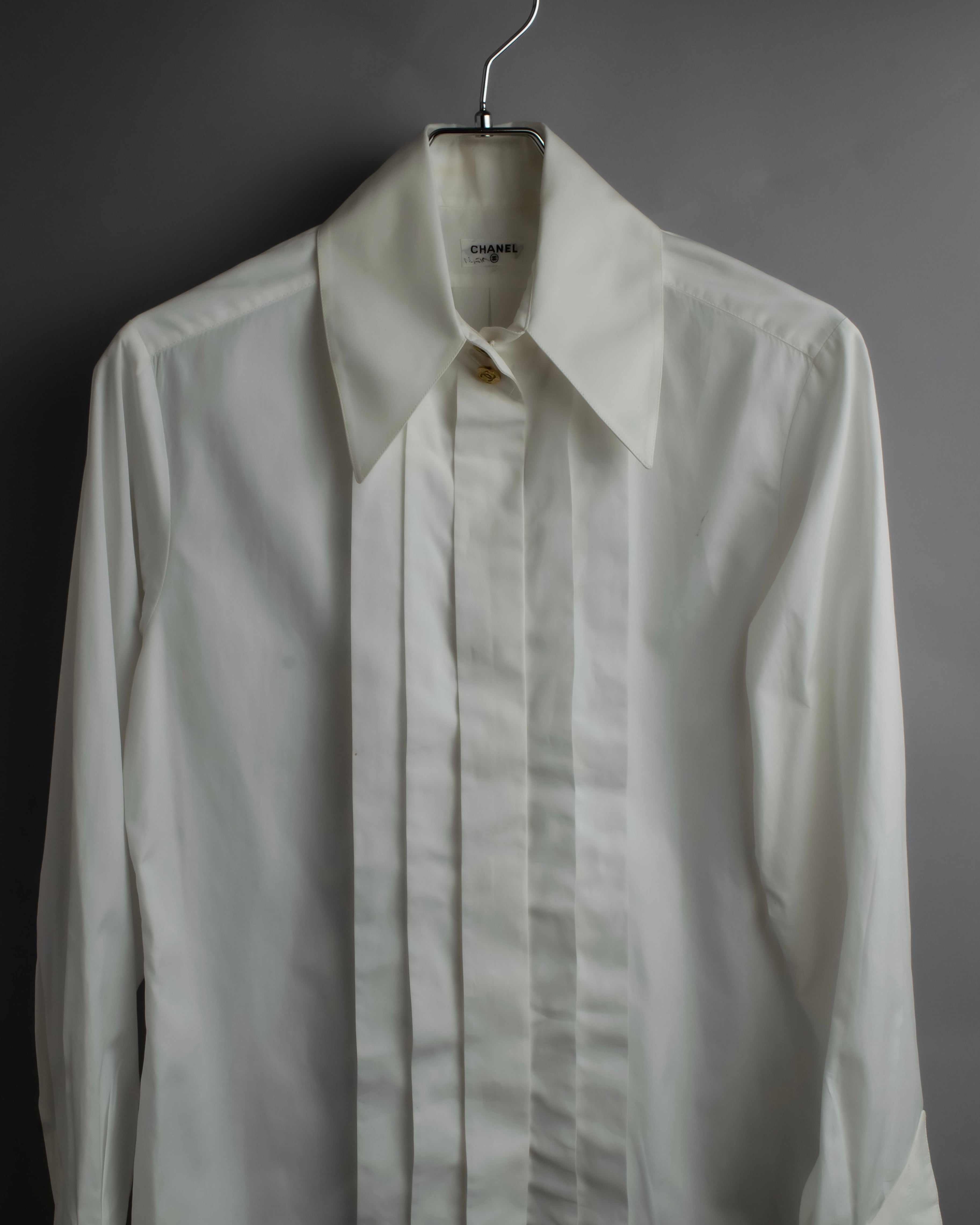 "CHANEL" Gold button design pleated white shirt