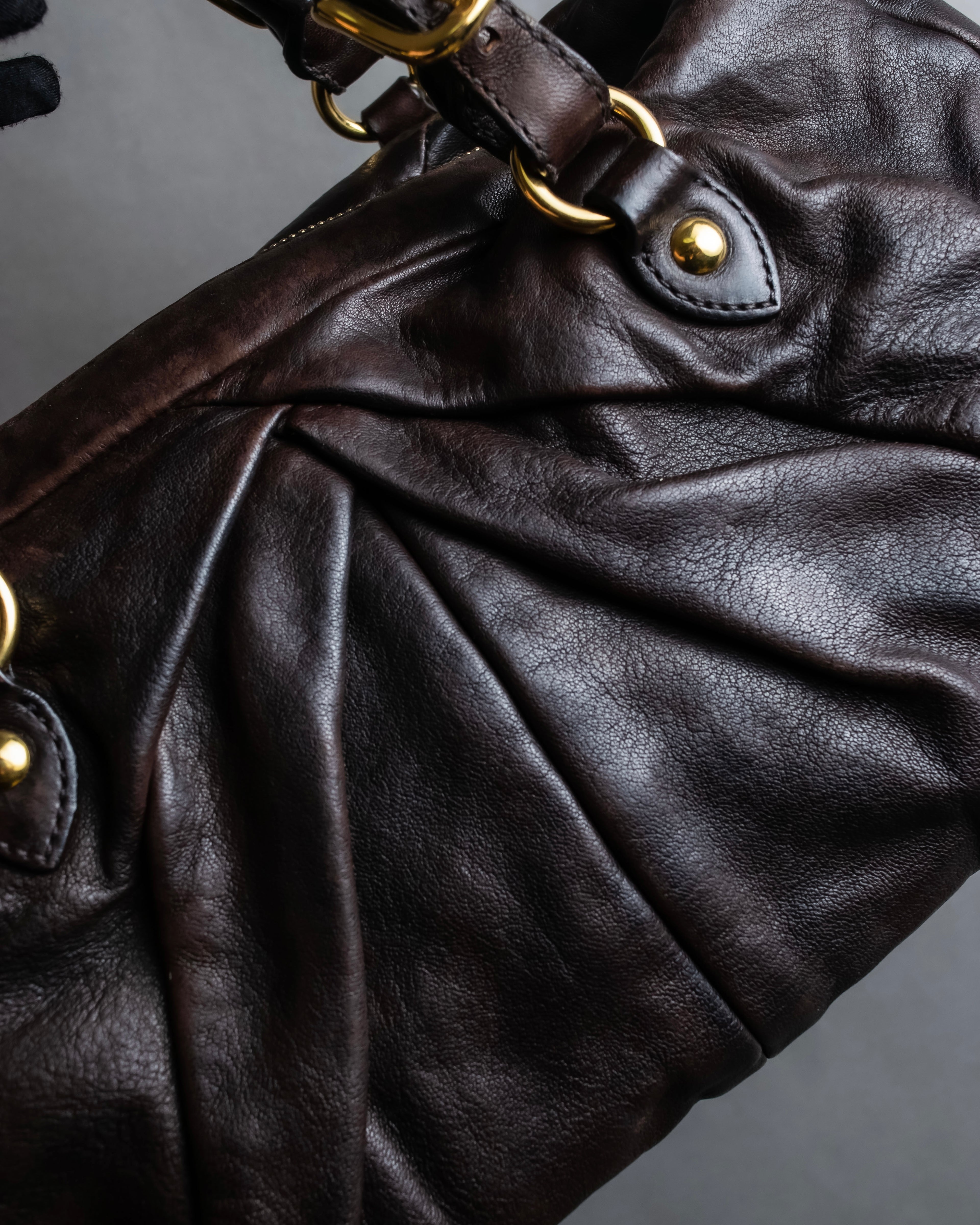 "MIU MIU" Tuck pleat design leather hand bag