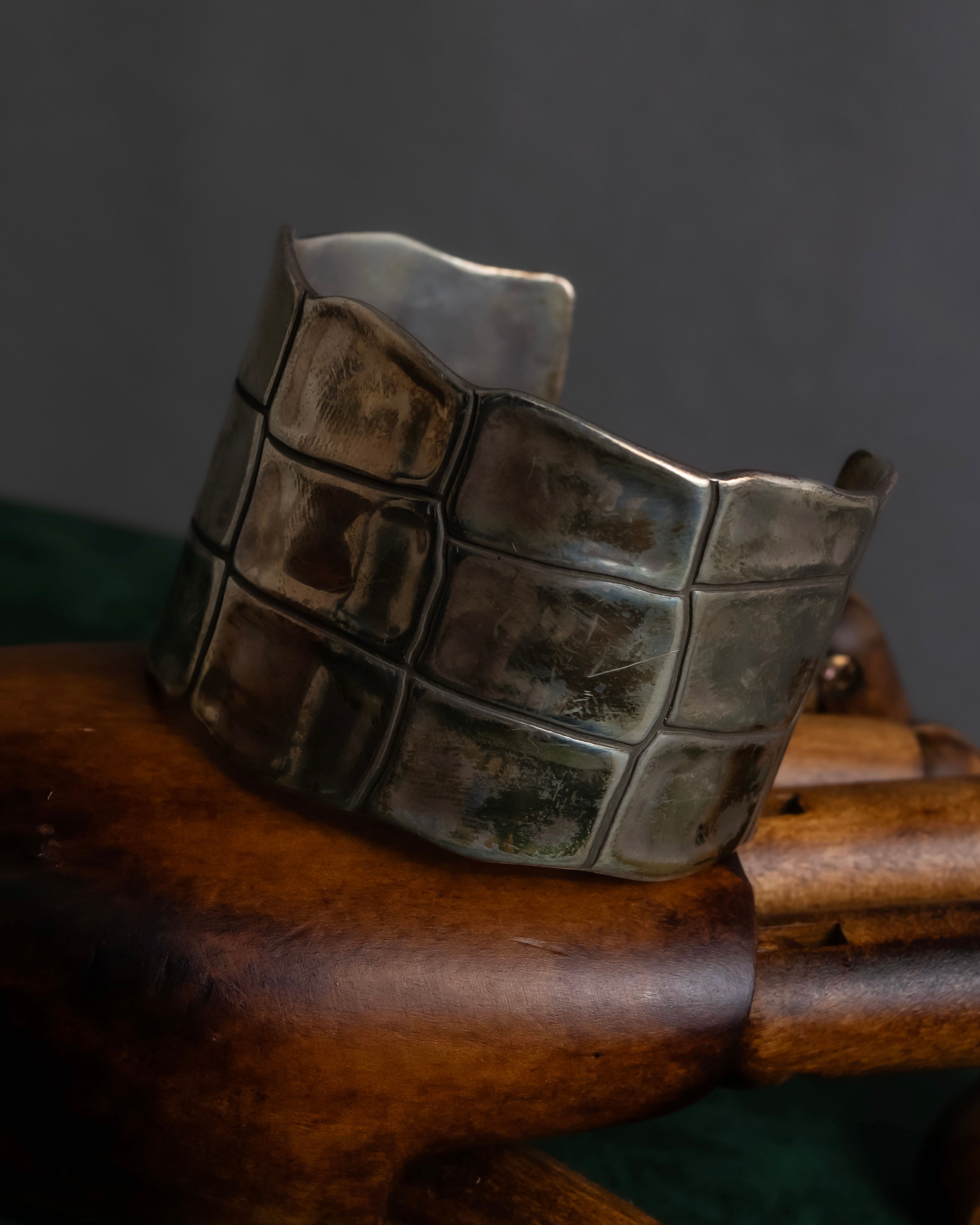 "END CUSTOM JEWELLERS" Square pattern wavy silver bangle