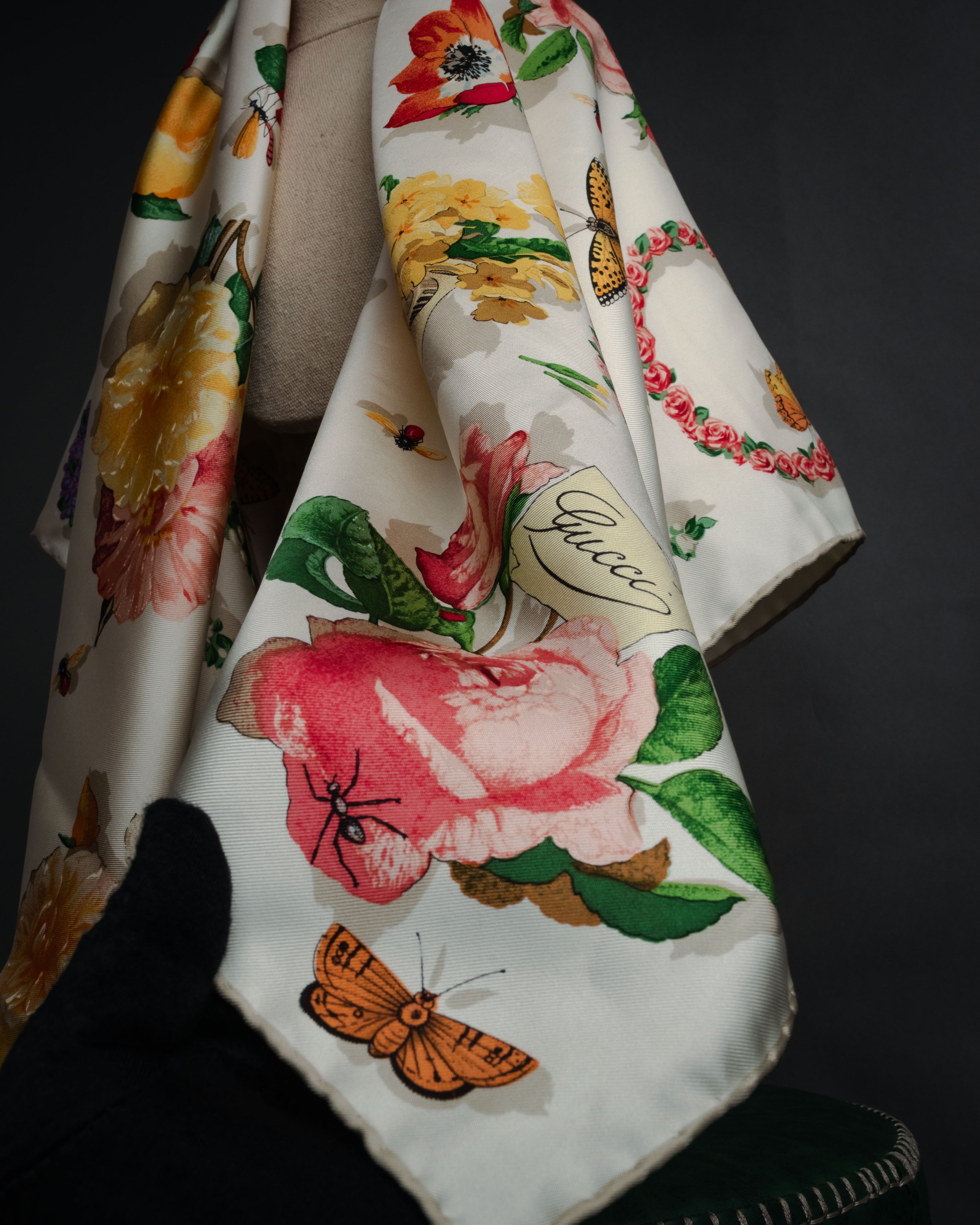 “GUCCI” 80’s-90’s Floral logo silk scarf