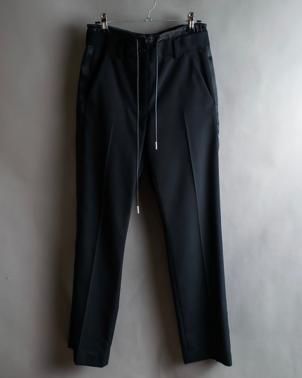 "sacai" Satin line design tapered slacks