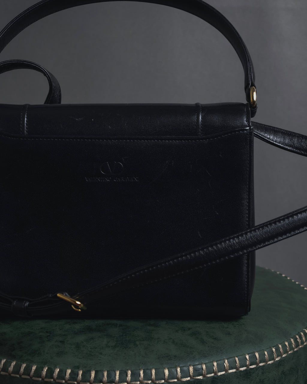 -SPECIAL- "VALENTINO GARAVANI" 90’s-00’s V corner hardware leather top handle bag
