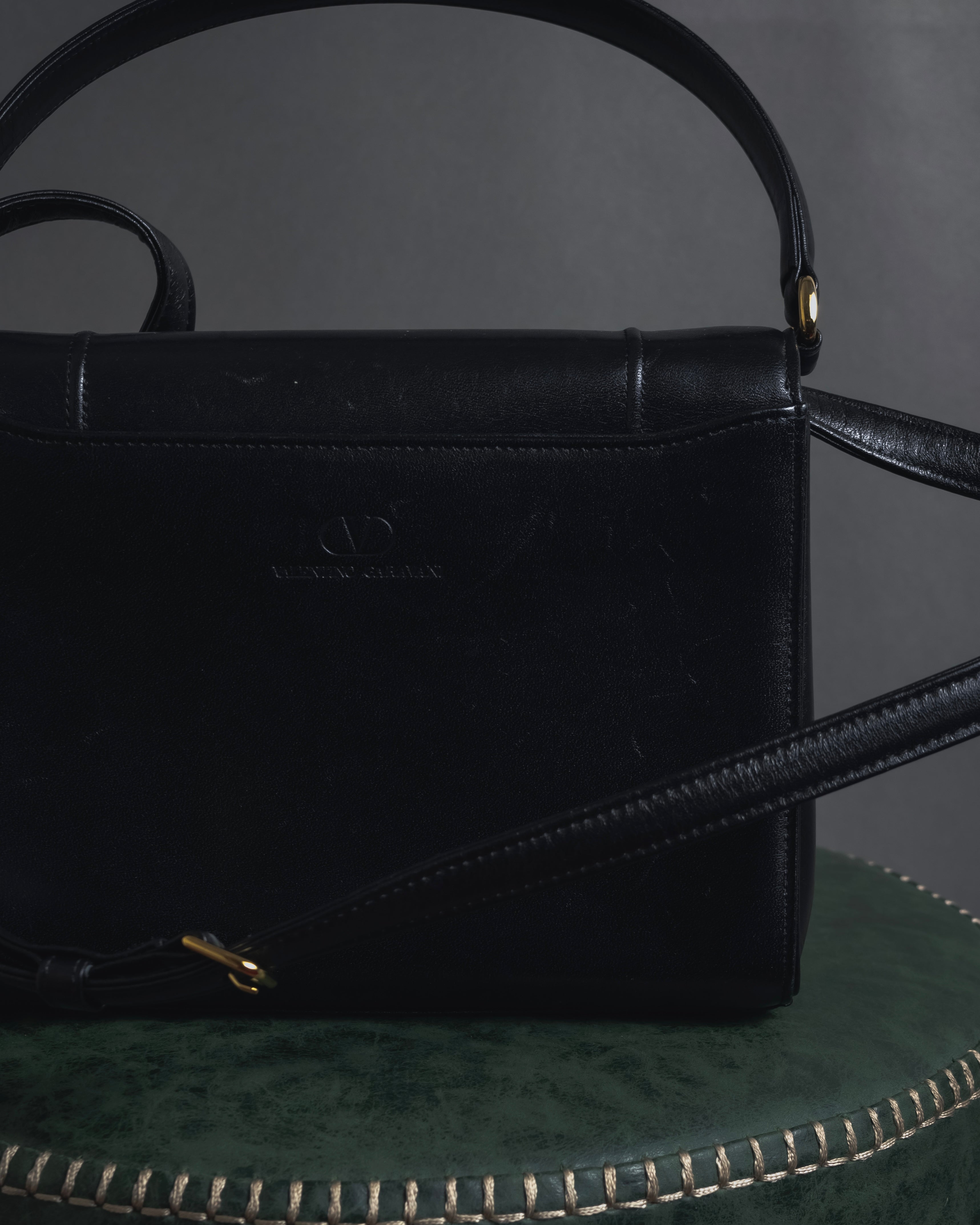 -SPECIAL- "VALENTINO GARAVANI" 90’s-00’s V corner hardware leather top handle bag