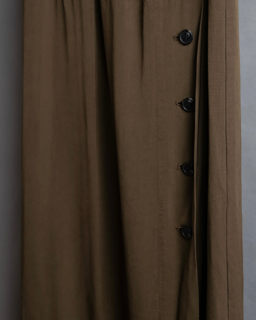 "ISSEY MIYAKE" Gathered waist detail button slide flared skirt