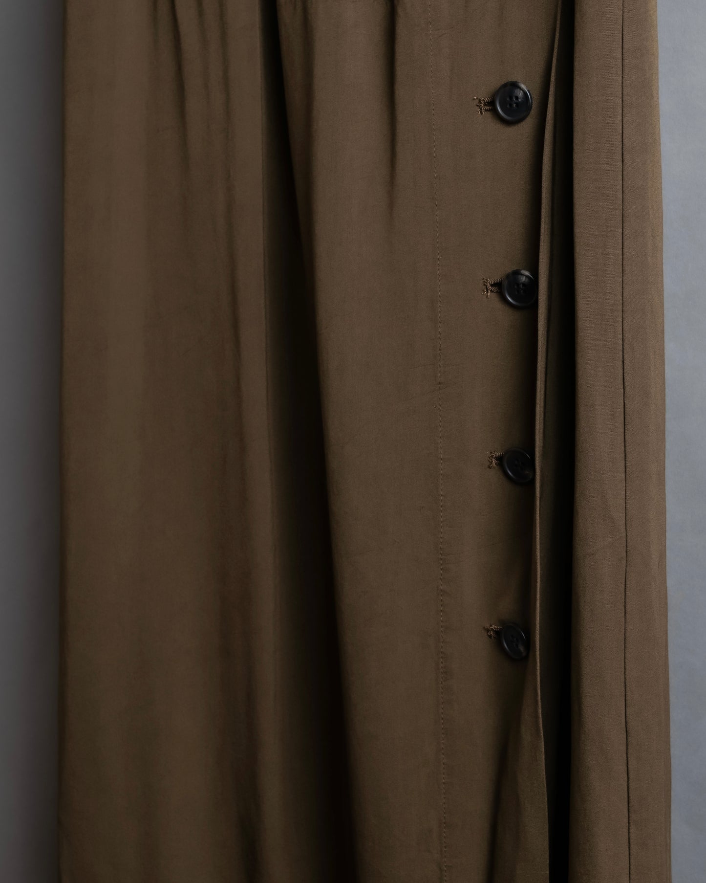 "ISSEY MIYAKE" Gathered waist detail button slid flared skirt