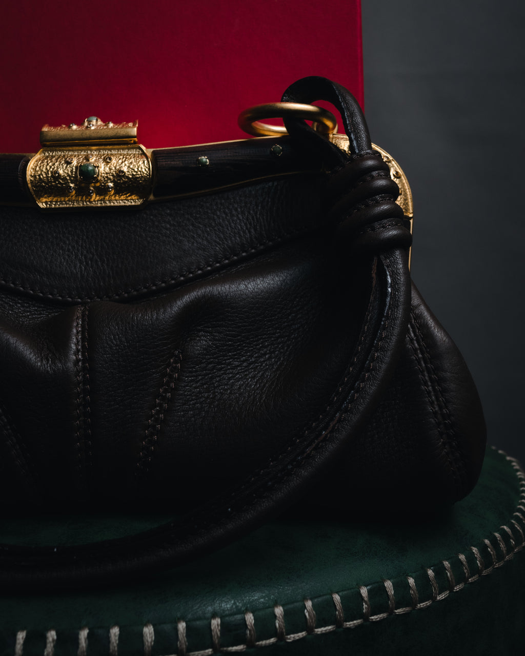 –SPECIAL– "VALENTINO GARAVANI"
00’s Jeweled frame leather bag