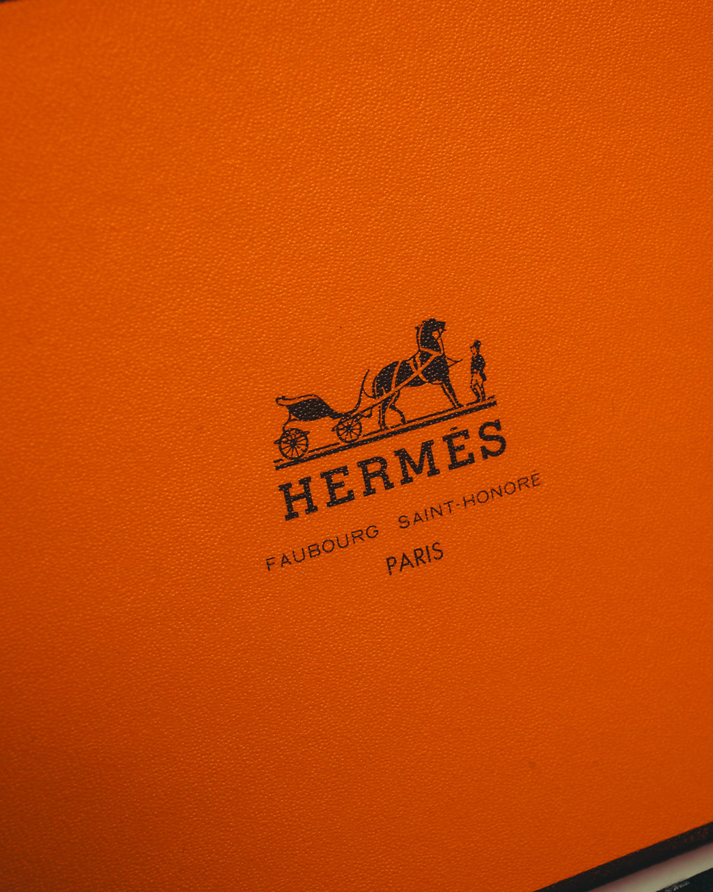 付属するオレンジボックスに配された、馬車図案と HERMÈS、FAUBOURG SAINT-HONORÉ PARIS のロゴ部分。ボックスは本品との当初の組み合わせが確認できない付属品です。