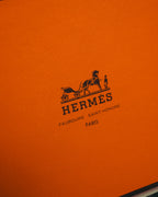 付属するオレンジボックスに配された、馬車図案と HERMÈS、FAUBOURG SAINT-HONORÉ PARIS のロゴ部分。ボックスは本品との当初の組み合わせが確認できない付属品です。