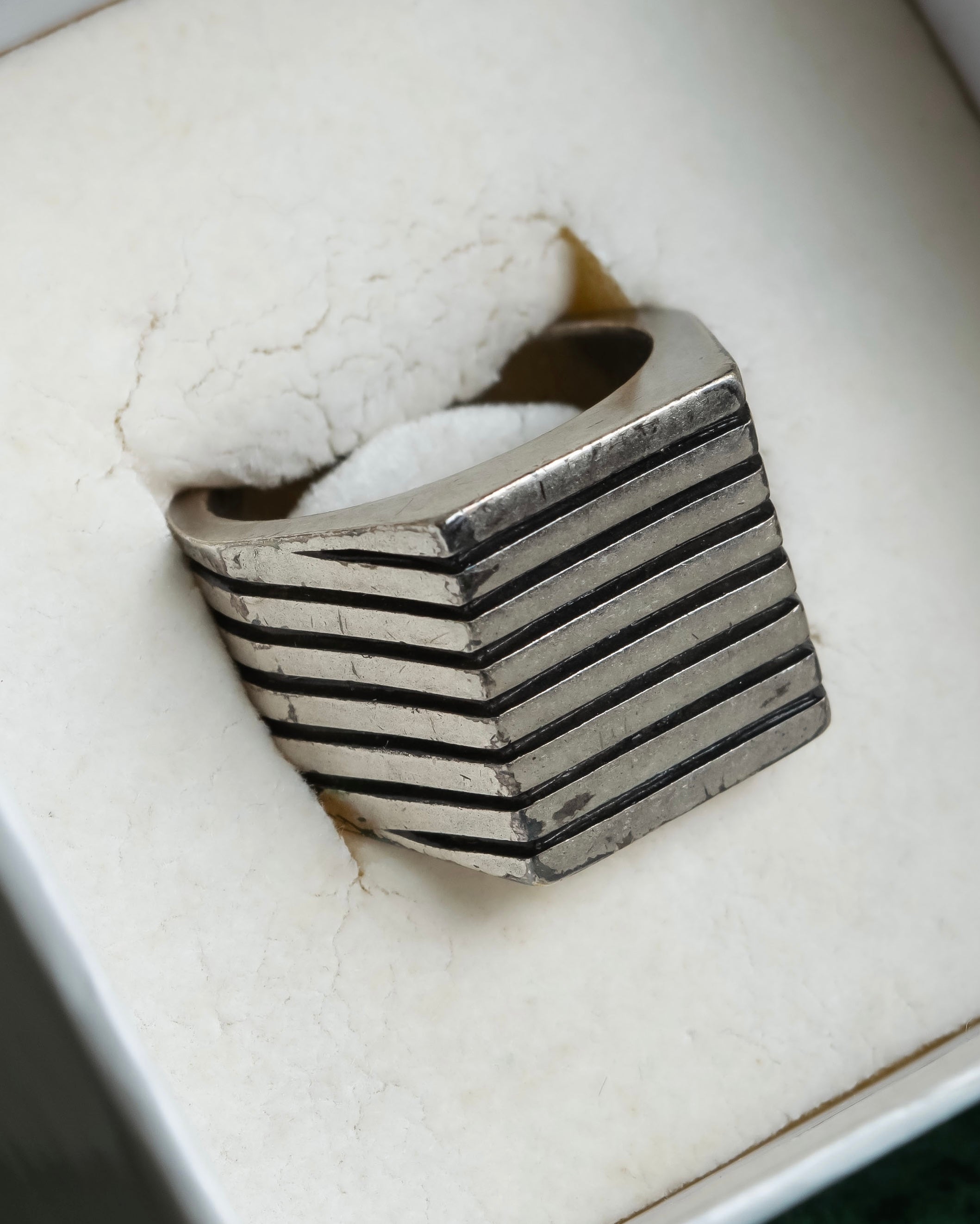 "MAISON MARGIELA" Square-shaped continuous design silver ring