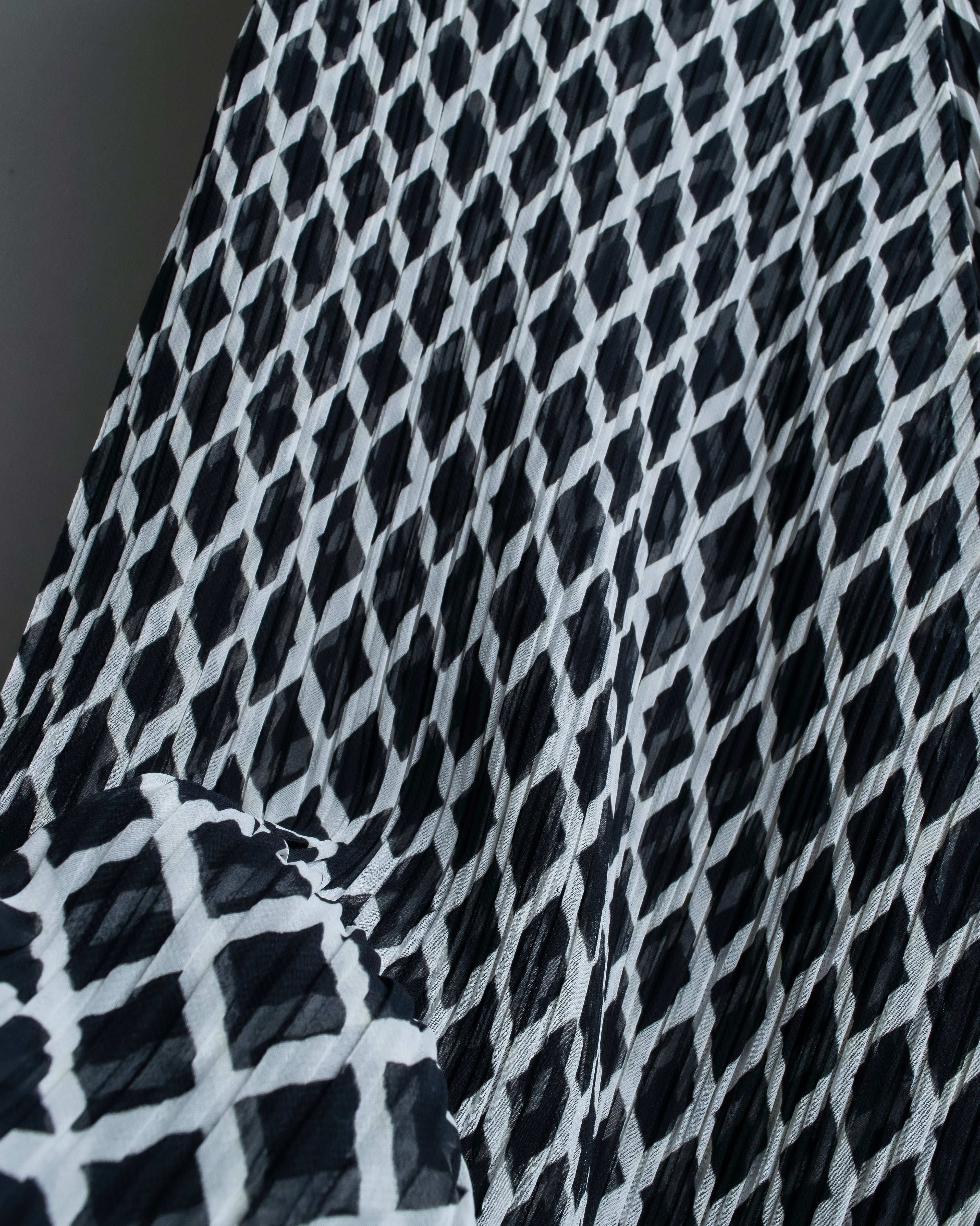 "ISSEY MIYAKE White label"
 Tailcoat design sleeveless dress