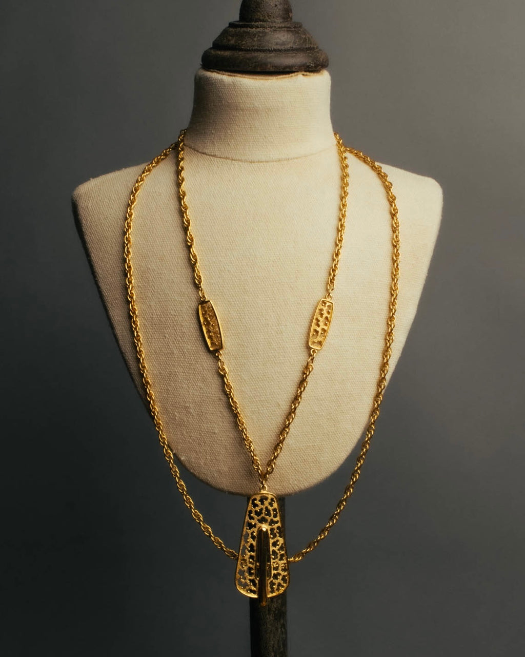 "TRIFARI" 50's-60's Ornate gold tone pendant necklace