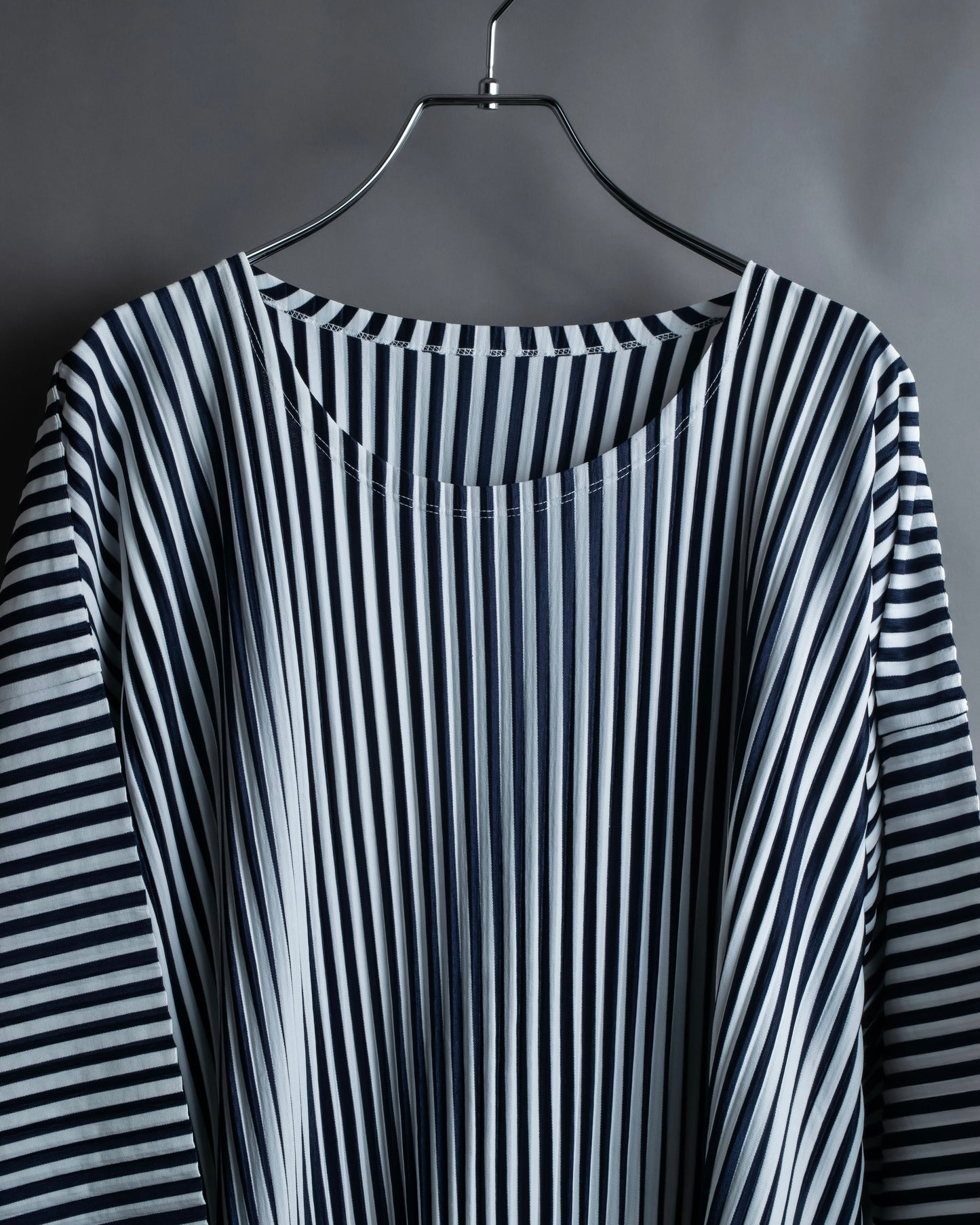 "PLEATS PLEASE ISSEY MIYAKE" Monotone color pleated oversized tops