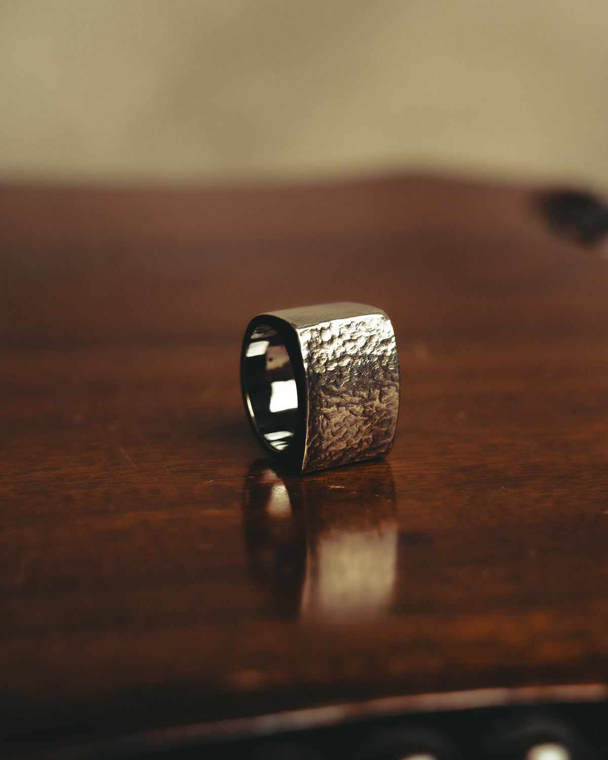 "GUCCI" 90's-00's Hammered wide square signet ring