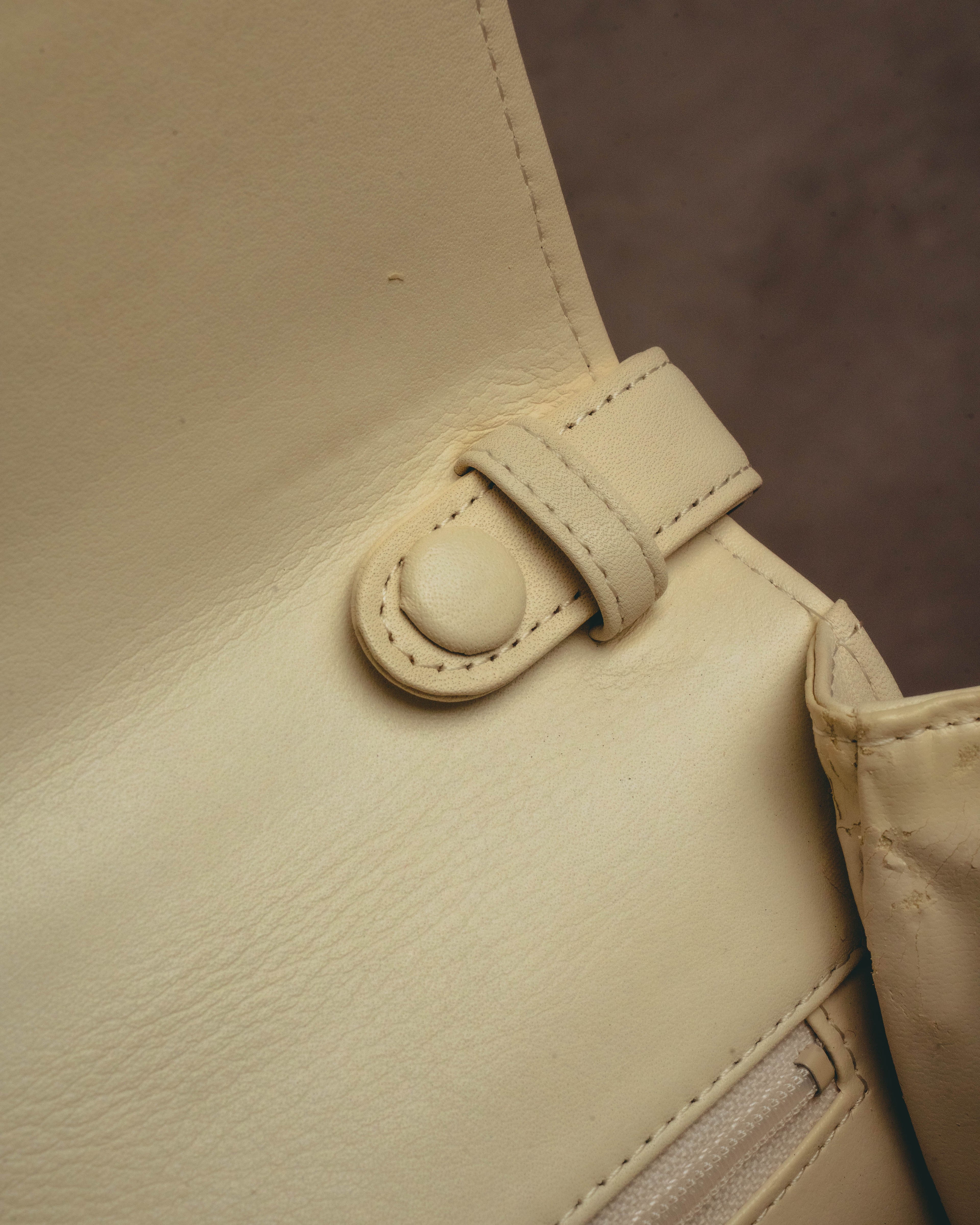 "HANAE MORI" 80's-90's Pleated butterfly clasp handbag