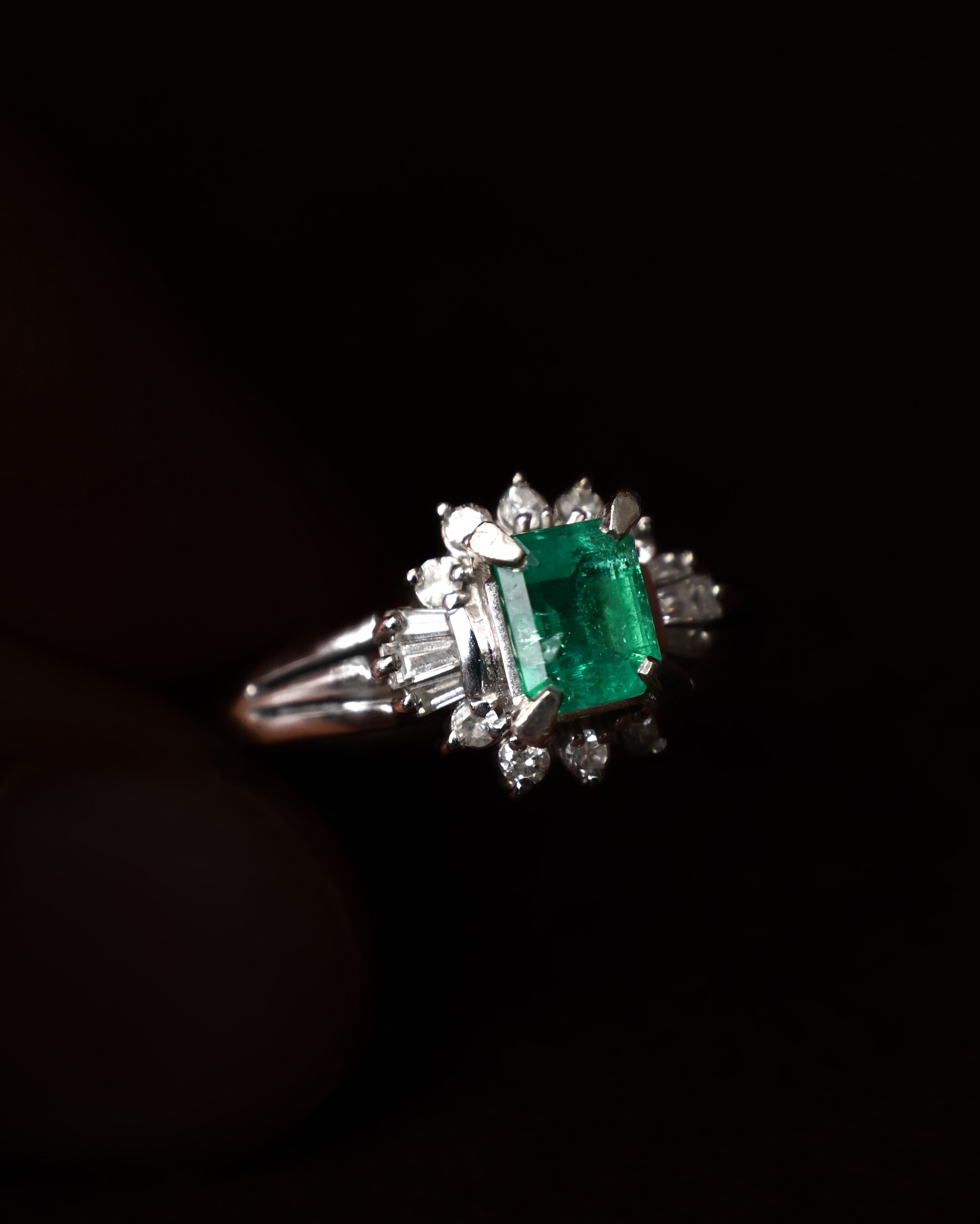 Pre-Loved/ Emerald(0.56ct) & Diamond(0.22ct) Designed Platinum Ring