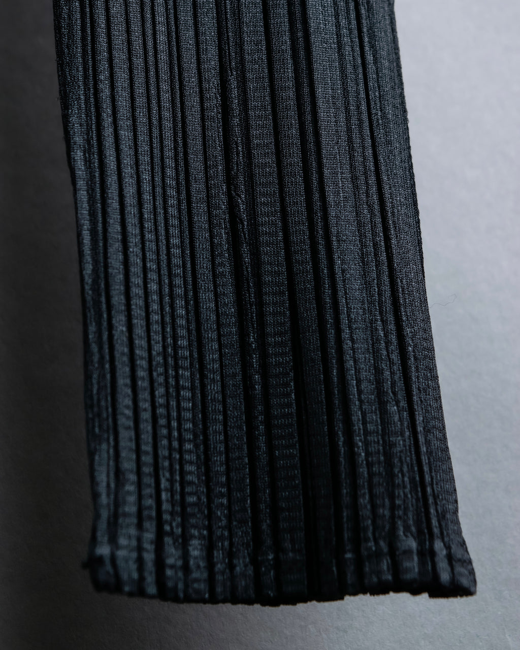 "PLEATS PLEASE ISSEY MIYAKE"
Features sleeve open collar blouse