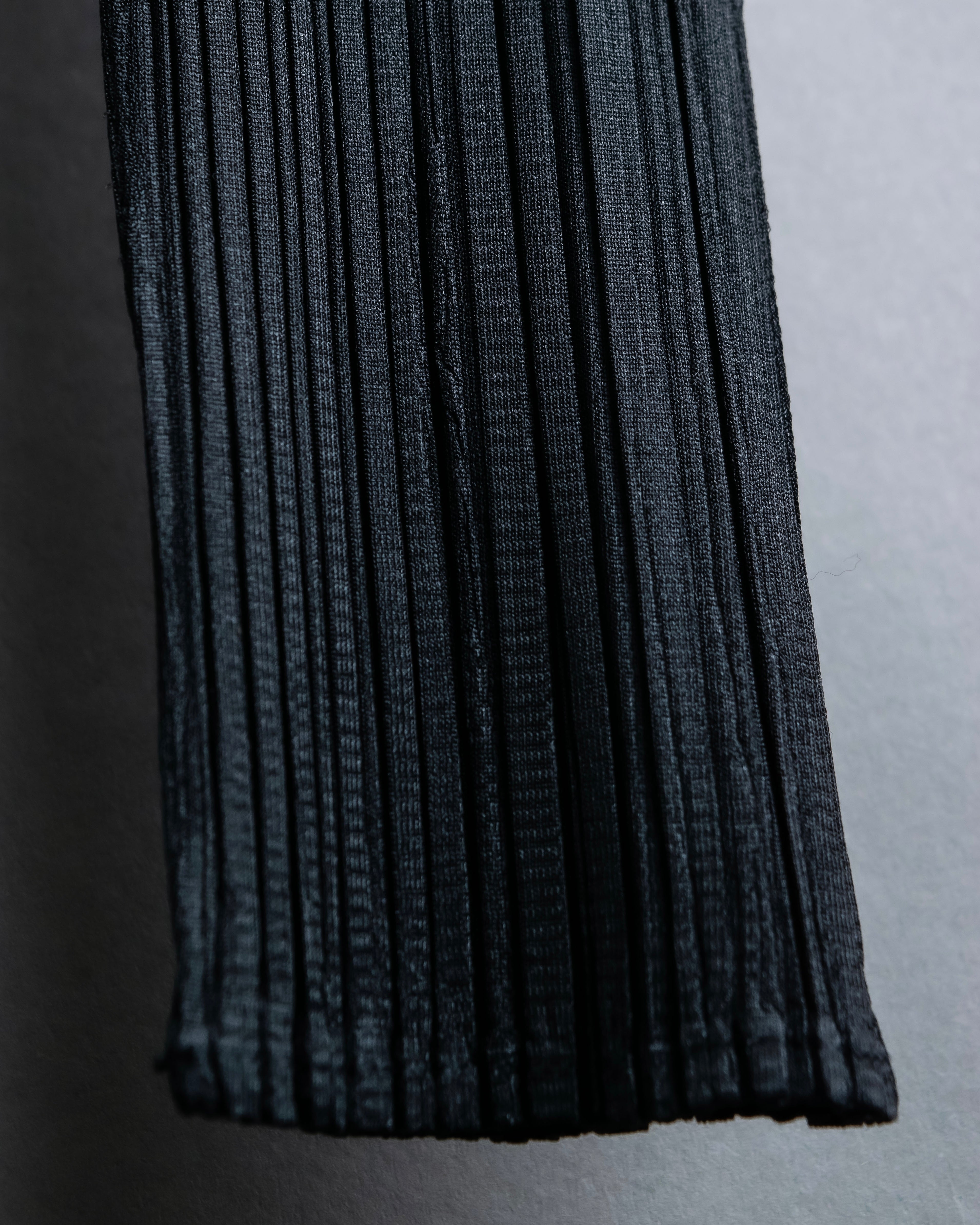 "PLEATS PLEASE ISSEY MIYAKE"
Features sleeve open collar blouse