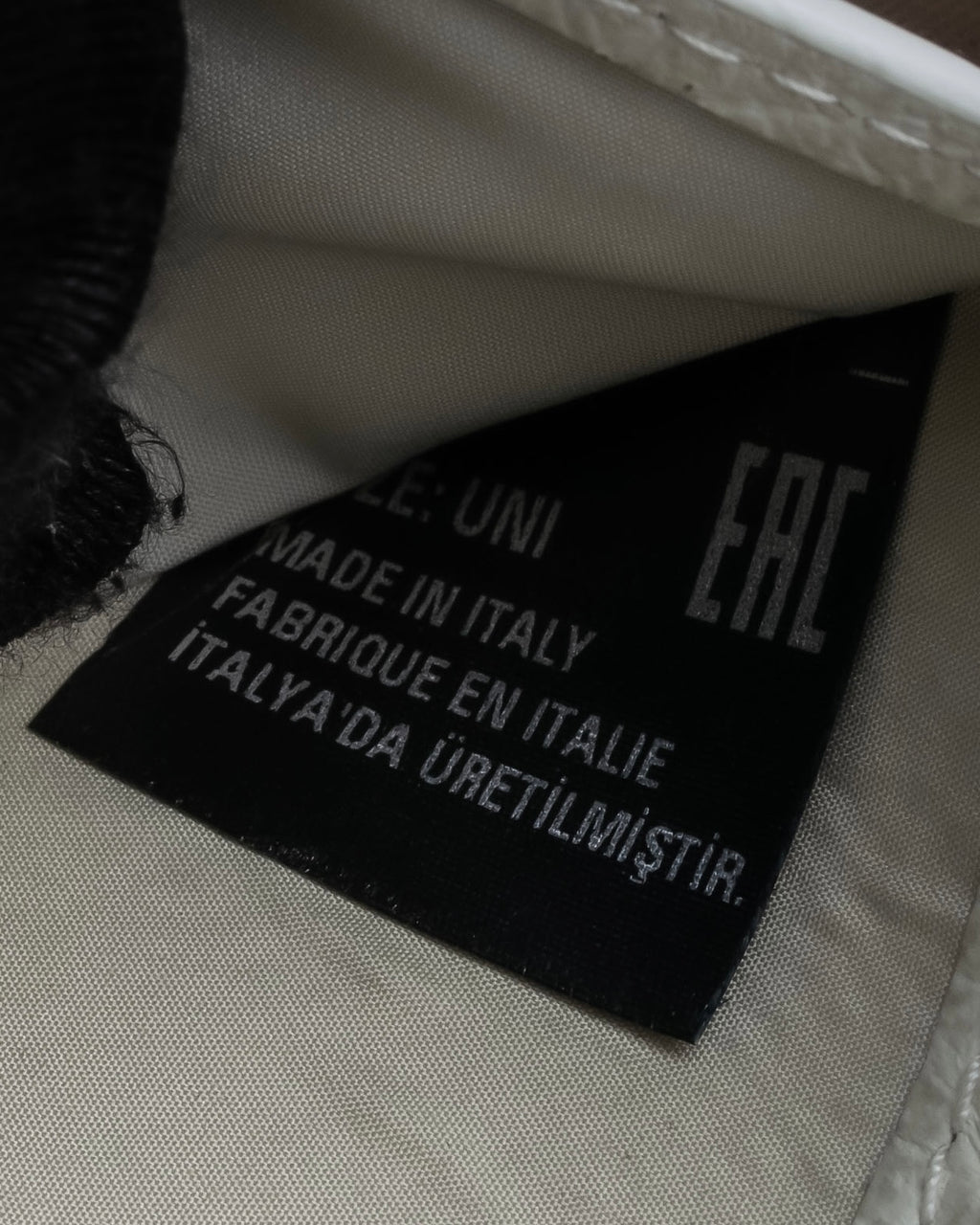 "MAISON MARGIELA" White grain leather round zipper wallet