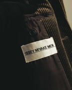 ISSEY MIYAKE MENのブランドネームが読める内タグのカット。太畝コーデュロイの内側に配された、滑らかな総裏のキュプラ裏地も確認できます。
