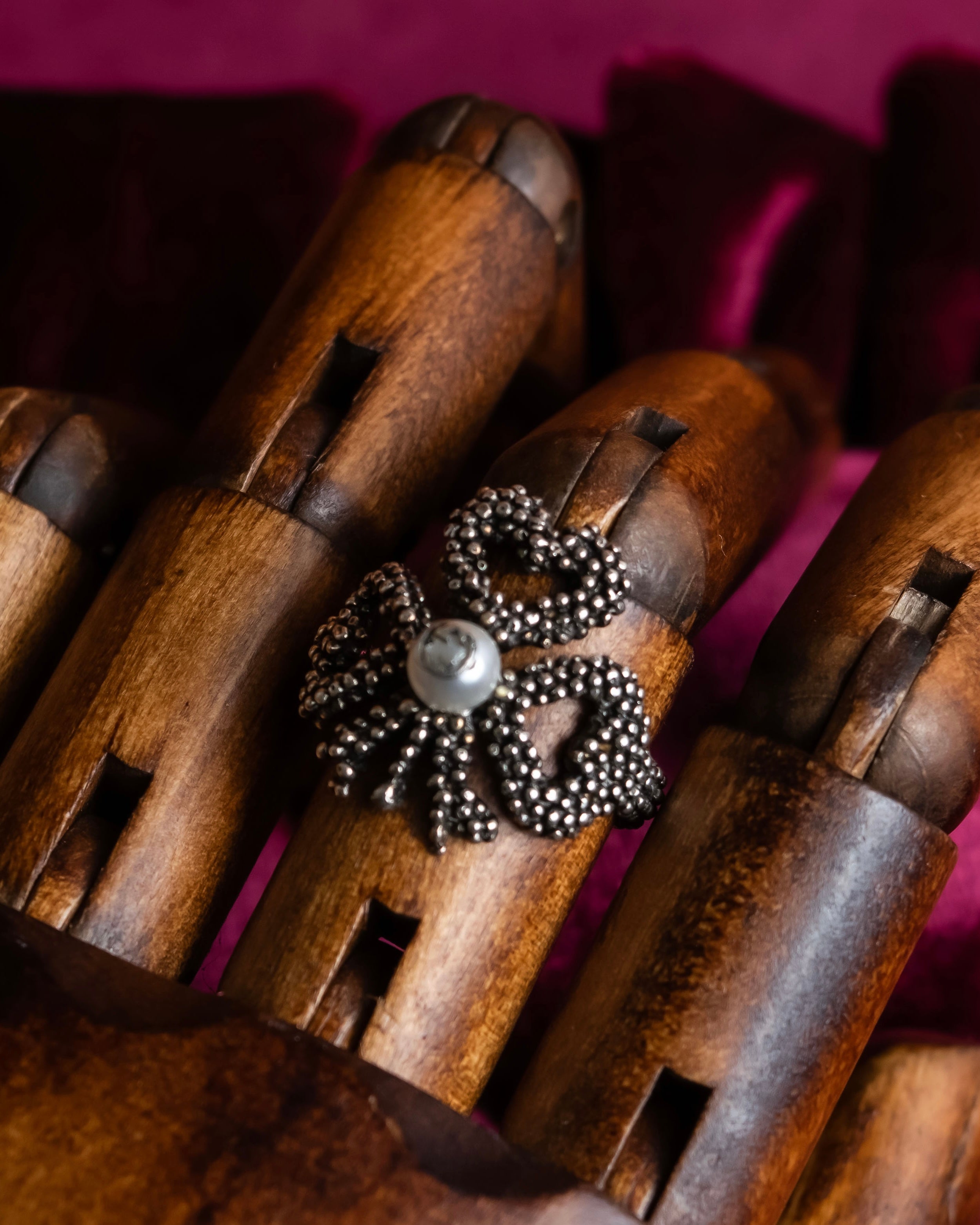 "GUCCI" Ribbon motif pearl top design silver ring