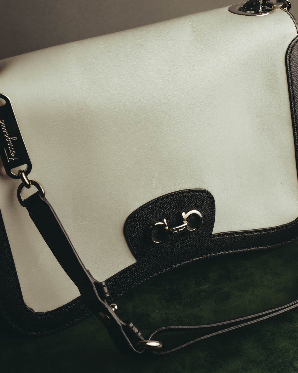 "Salvatore Ferragamo" 10's Bicolor leather chain shoulder bag
