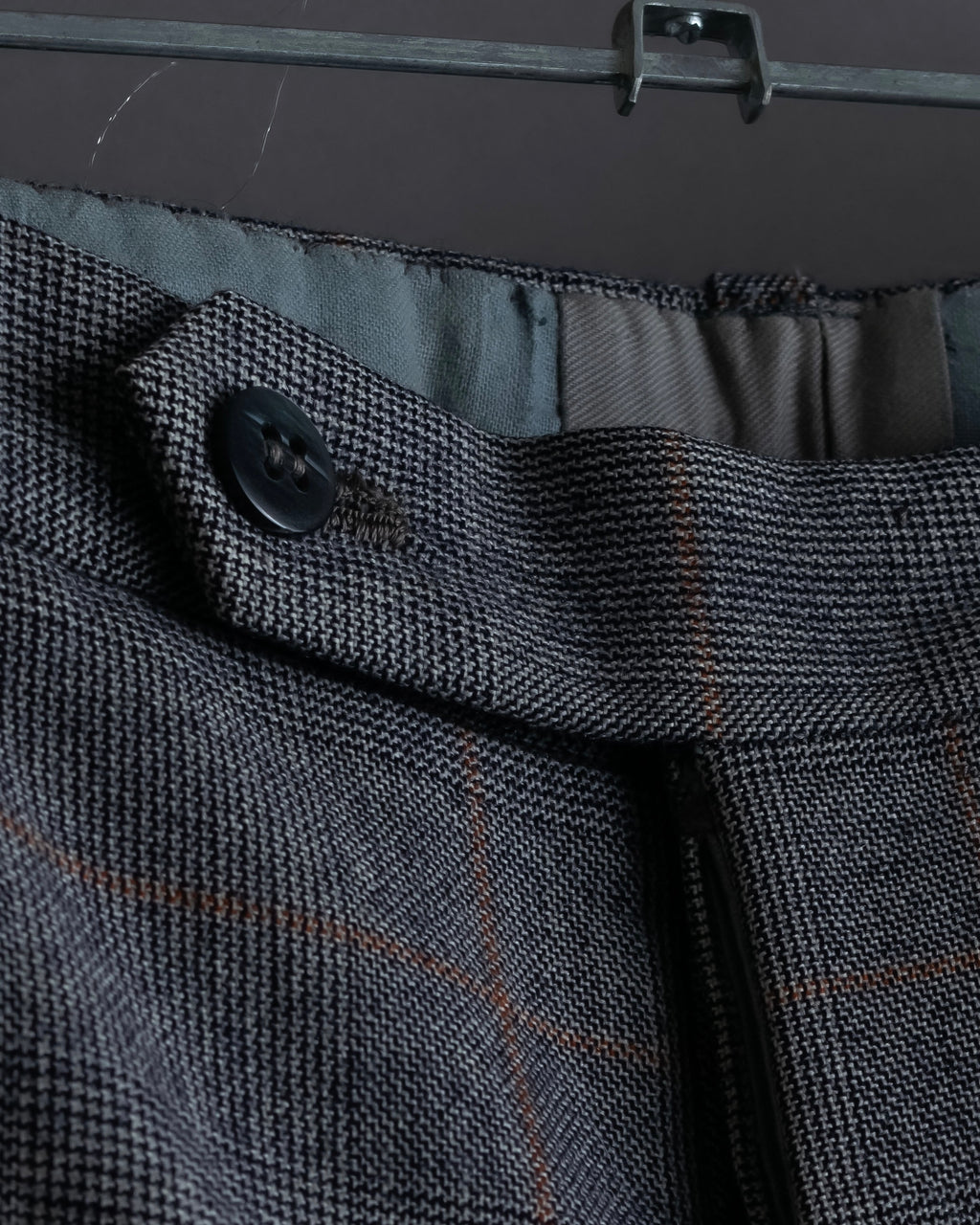 Pantalones vintage con detalle de botones, ventana de estampado a cuadros