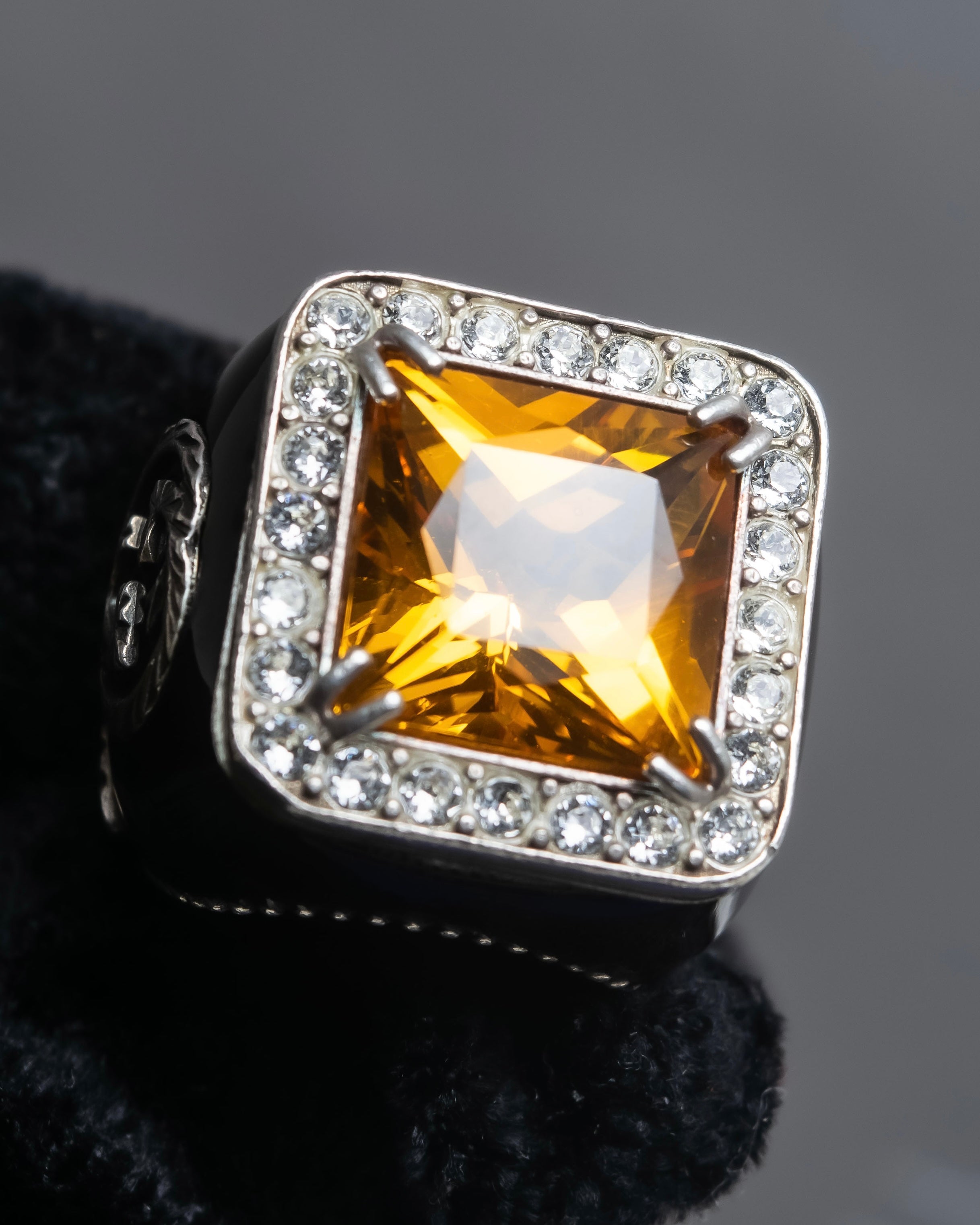 "GUCCI" Amber rhinestone GG motif engraved signet ring