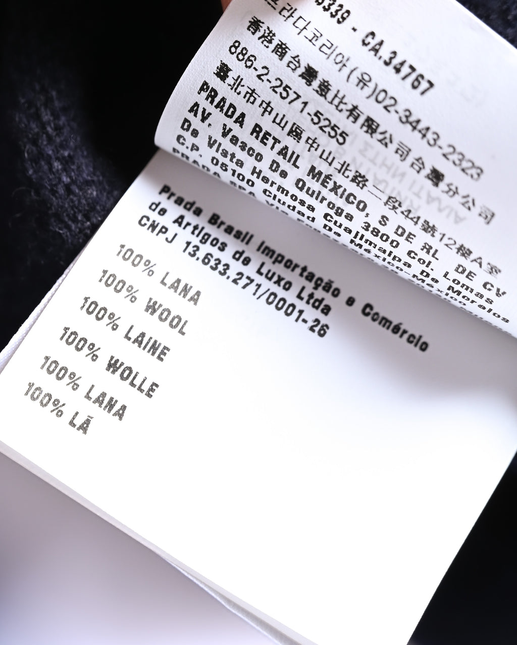 内側の洗濯表示タグを写したカット。素材表記として「100% WOOL」が確認できます。