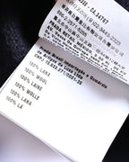 内側の洗濯表示タグを写したカット。素材表記として「100% WOOL」が確認できます。