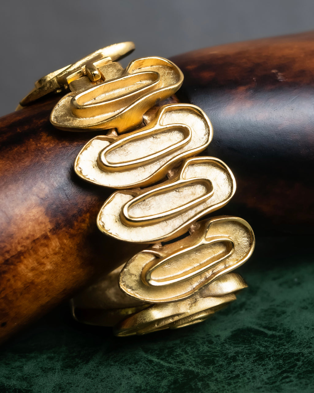 "BALENCIAGA" Wavy uneven motif design gold bracelet