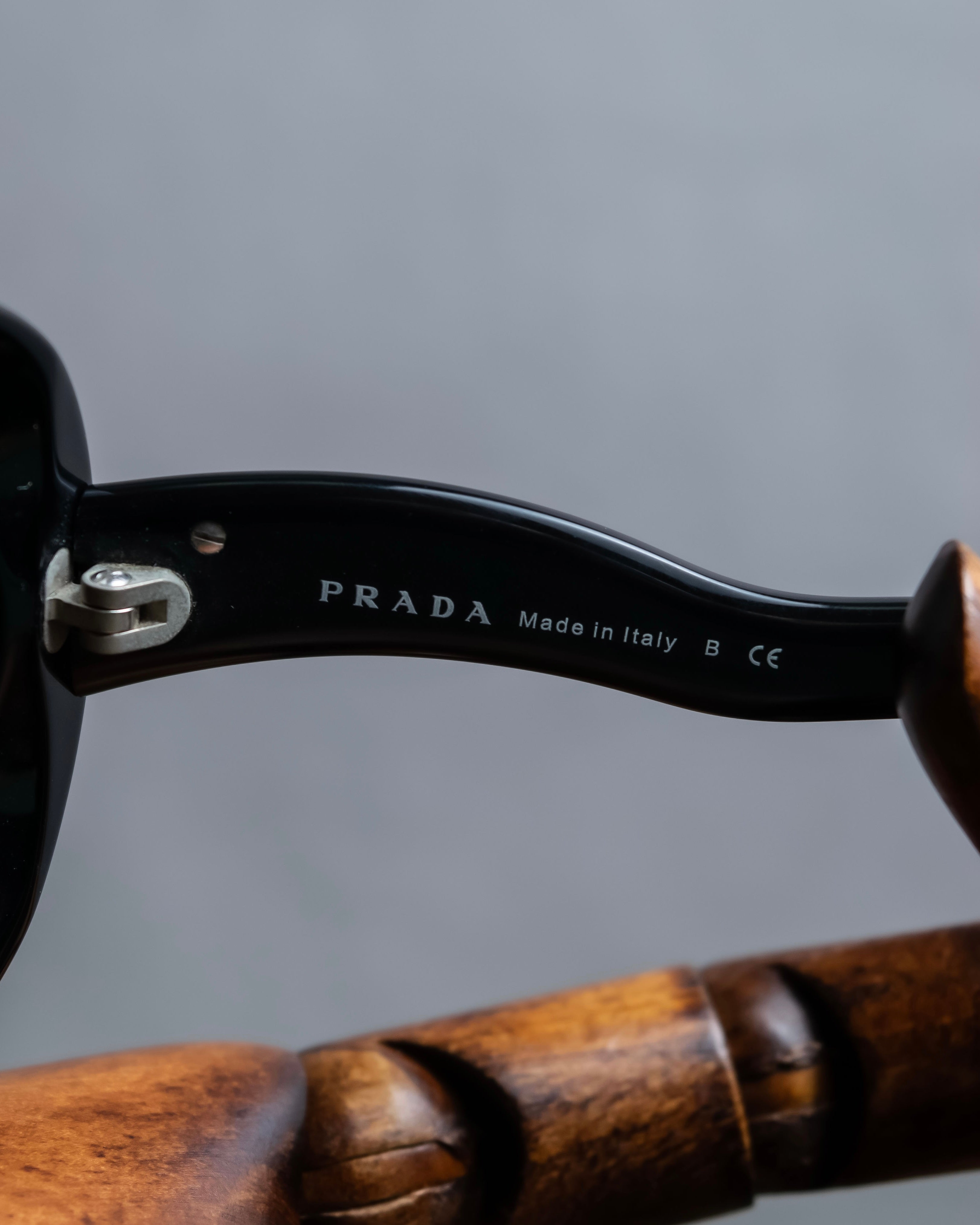 "PRADA" Logo engraved black round frame sunglasses