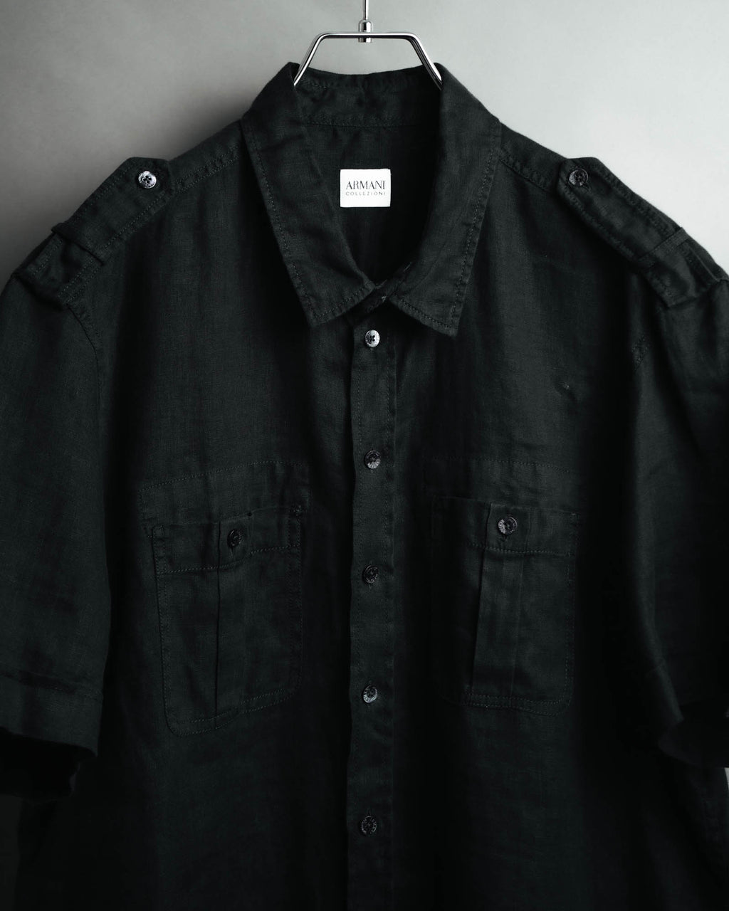 -MOOD MILLÉSIMES- 00’s black linen epaulet half-sleeve shirt by “ARMANI COLLEZIONI”