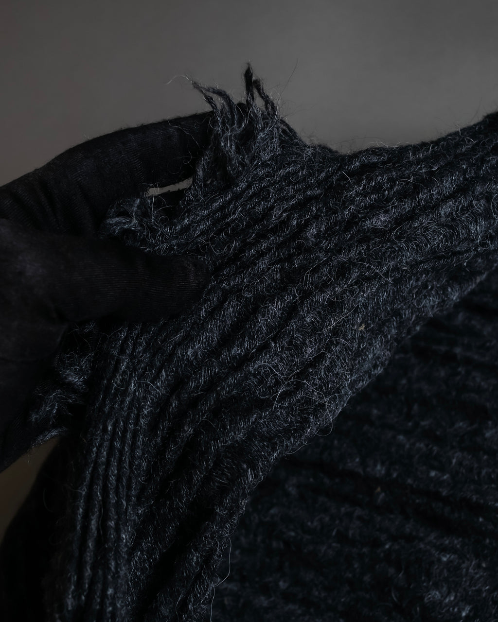 "GUCCI" Tom Ford period random pleats fringe stole