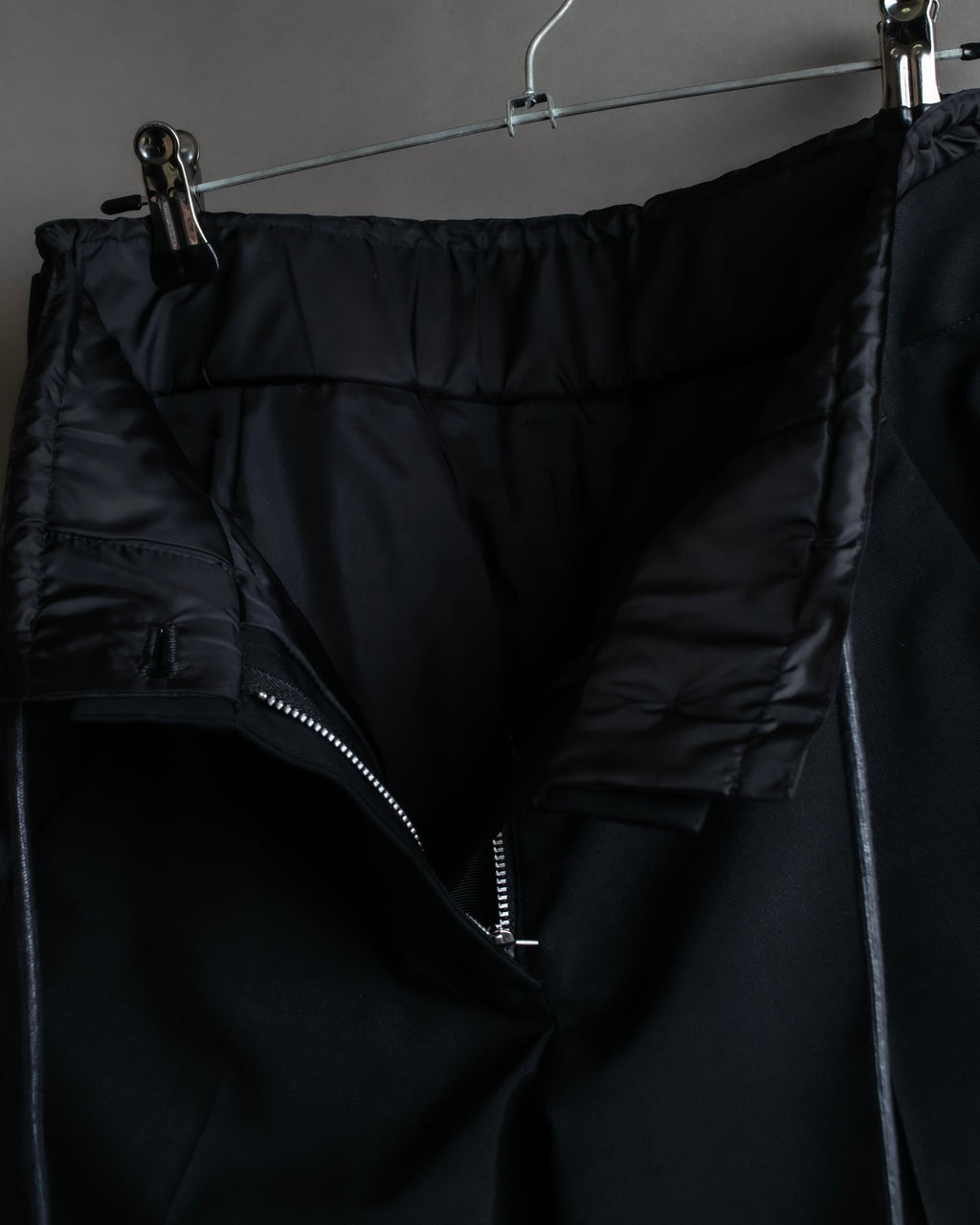 "sacai" Satin line design tapered slacks